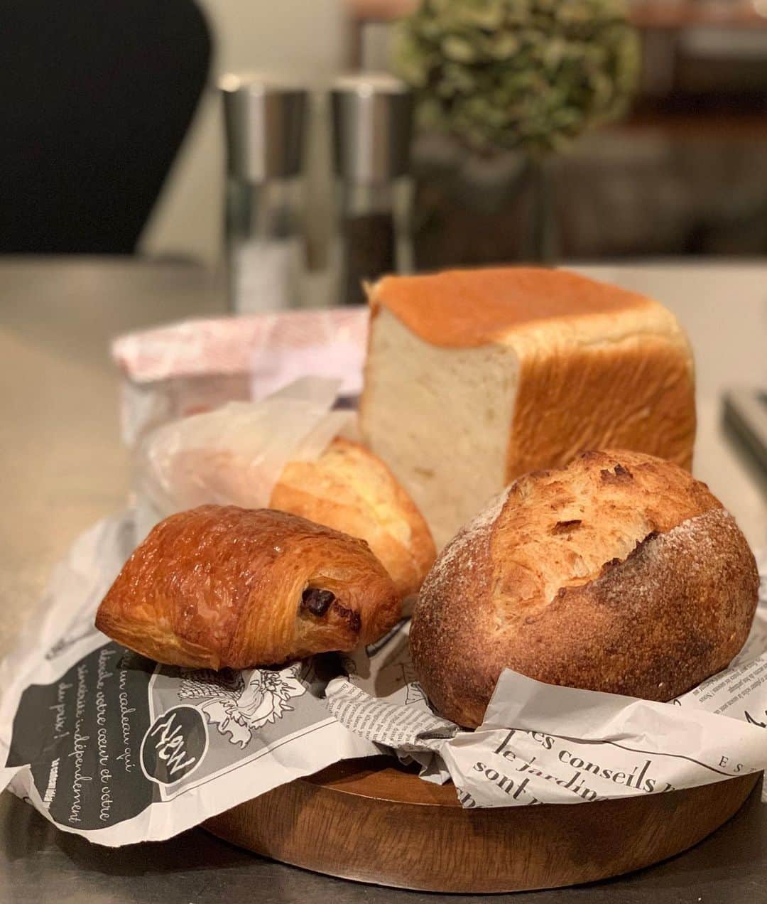 市橋有里のインスタグラム：「ここのパンほんと美味っ🍞🥖✨ @esprit_tokyofrenchbakery  フェルミエのチーズも買えるよ♪ 通うの決定☻ ・ #instafood #パン屋 #esprittokyofrenchbakery 何しても可愛い@momoko_golf  #ありがとう」