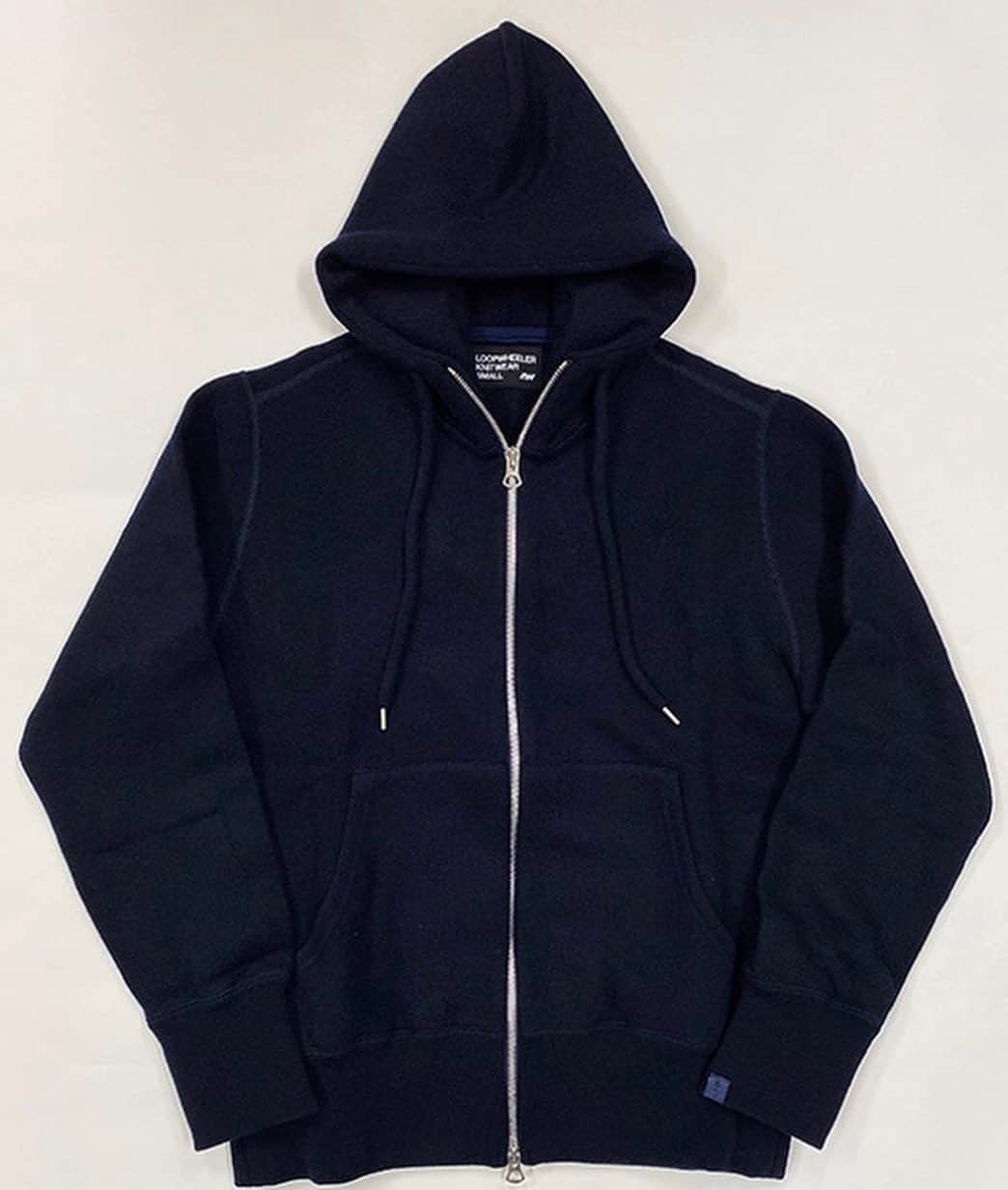 のインスタグラム：「. 【 受注会にてオーダーを頂いたお客様へご案内です。 】  #カシミア100%吊り裏毛シリーズの入荷ラストは カシミア ハイジップフーディです！  それでは皆さん、本日もお迎えお待ちしております(^^)  LW pre-order items arrived 2-2.  < 大阪店の営業について > . 平日は12:00〜19:30、土日祝は11:00〜19:30の営業となります。 . スタッフはオープン前に検温、健康状態のチェックを行い、マスク着用にて接客の間合をとってご対応させていただきます。 . また、次亜塩素酸空間除菌脱臭機を設置して消毒等十分店内環境を整えられるよう努めております。 . ご来店頂くお客様へのお願いと致しましては、マスクの着用をお願い申し上げます。 . スタッフよりアルコール消毒をさせていただきますのでご理解・ご協力のほど宜しくお願い致します。 . . #loopwheeler #lwosaka #ループウィラー #吊り編み #tsuriami #吊り編み機 #日本製 #スウェット #パーカー #カーディガン #Tシャツ #スウェットパンツ #長持ち #丈夫 #綿 #cotton #裏毛 #日本 #大阪 #心斎橋 #japan #osaka #shinsaibashi #madeinjapan #時尚 #옷스타그램 #오사카」