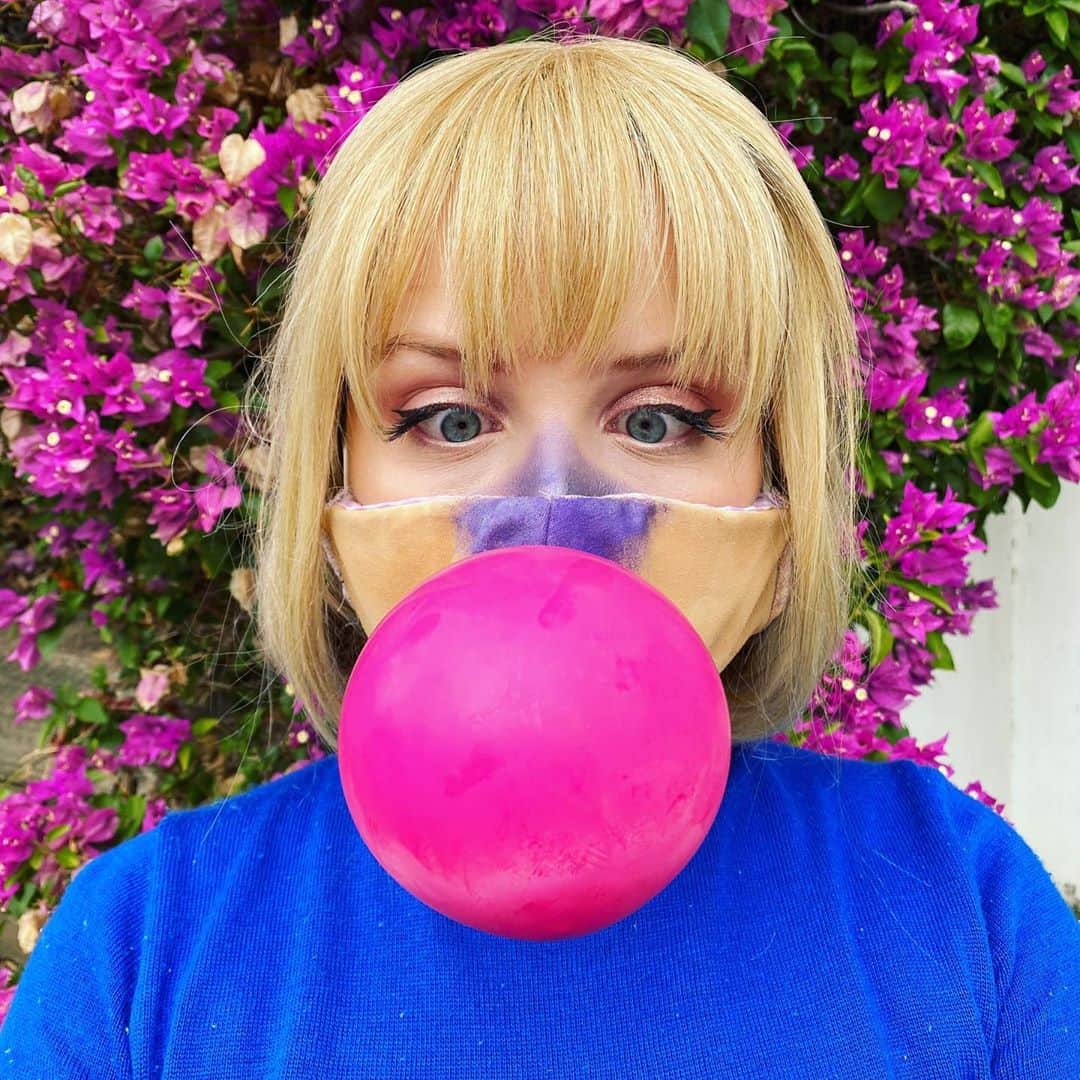 のインスタグラム：「Well, usually, I'm a gum chewer. But when I heard about these mask things I laid off the gum and switched to staying at home instead. 🍫 #violetyoureturningviolet」