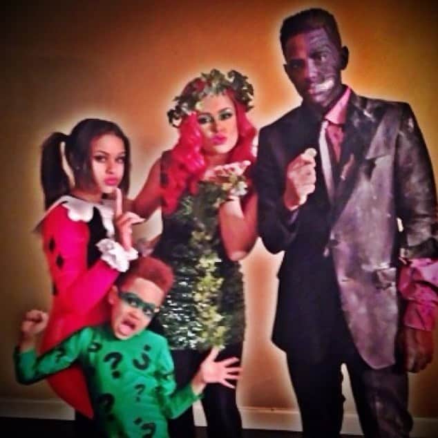 ファボラスのインスタグラム：「Which was the better FAMILY costume ?  1 , 2 , 3 , 4 , 5 , or 6   #BatmanVillians #TheAddamsFamily #TheSimpsons #TheFamilyGuy  #TheJetsons #ToyStory」