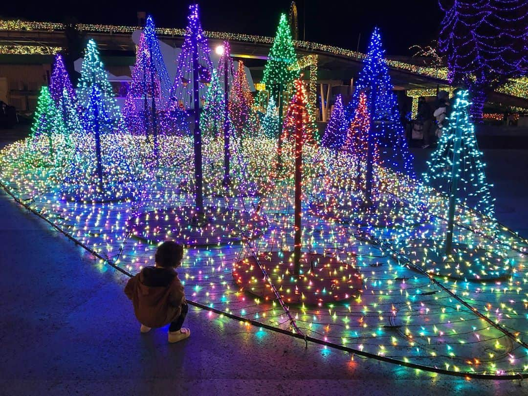 江原千鶴（エハラチヅル）さんのインスタグラム写真 - (江原千鶴（エハラチヅル）Instagram)「GOTOトラベル＆もっとTokyo使って、まさかのワンコインでよみうりランドのバスツアーに行ってきました‼️  しかも地域共通クーポンまで1人1000円分もらえて、得しかない😍  大人1人だと、みんなで乗れるものが少なかったけど、それでも超楽しんでくれて、 「まま、予約してくれてありがとう❤️」 って言ってくれて、うれしかったよぉ💕  イルミネーションが綺麗で、噴水ショーすごい感動した✨  3150❤️  #エハラ4姉弟  #よみうりランド #ジュエルミネーション  #ハロウィン2020 #コスプレ #gotoトラベル  #もっとtokyo  #日帰りバスツアー #3150」11月1日 9時43分 - eharachizuru