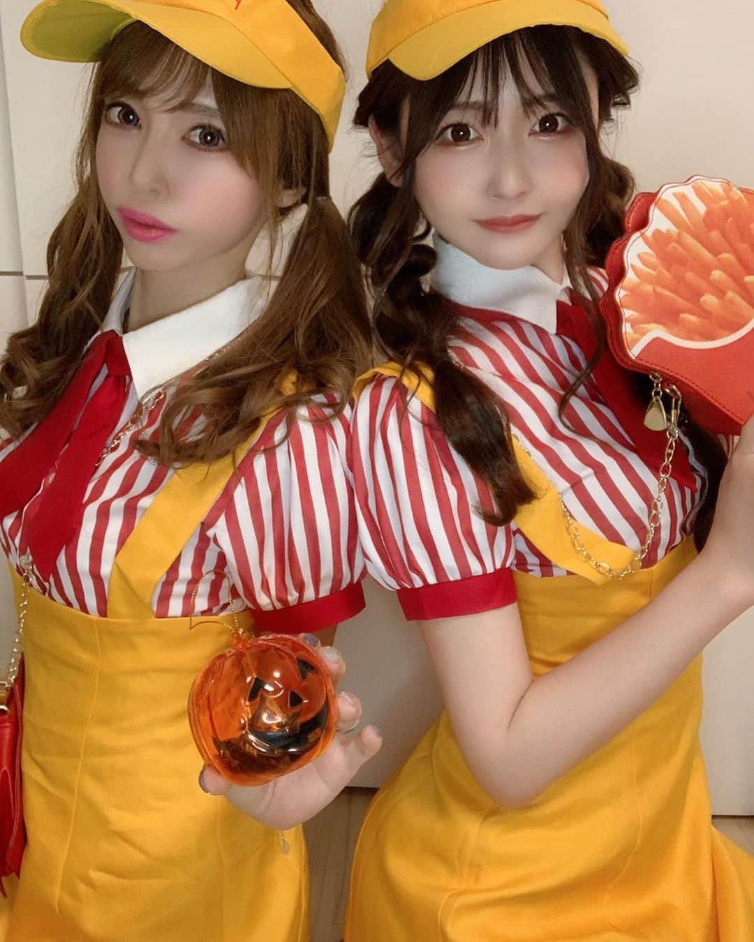 のインスタグラム：「ハッピーハロウィン🎃♥️ . て、もう終わったか🤭 . おそろいかわいい？ . #ハロウィンコスプレ #コスプレ#ハロウィン#双子コーデ#ツインテール#ヘアメ#ヘアセット#美白#美容#美容好きな人と繋がりたい #写真好きな人と繋がりたい #セルフィー」