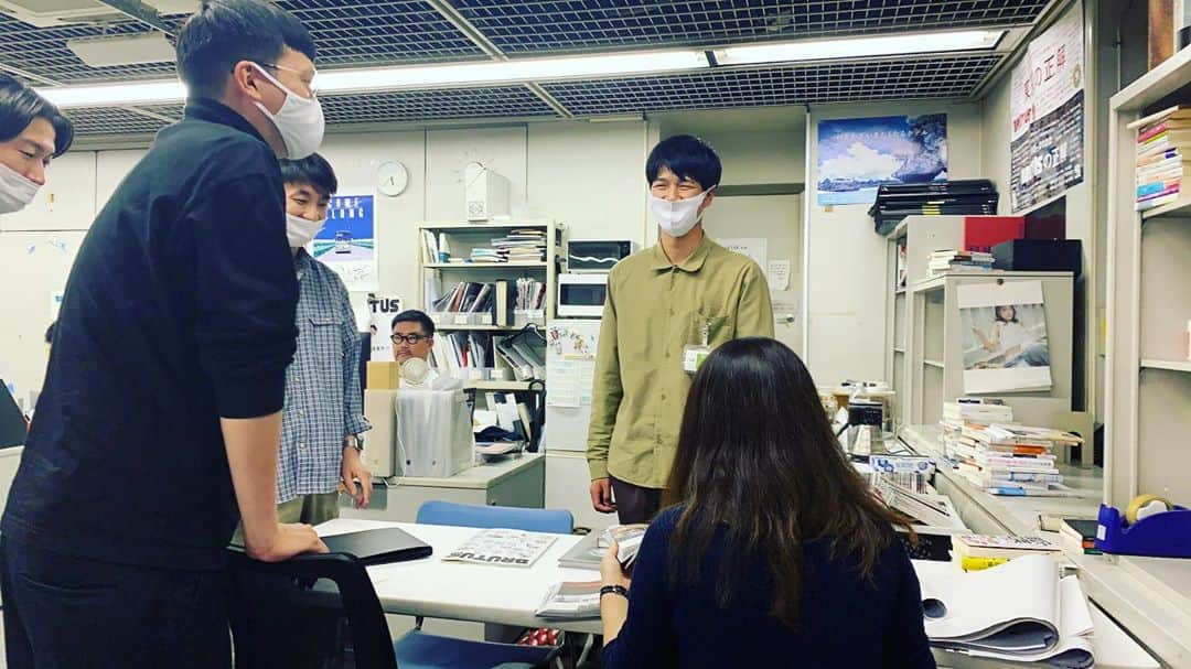 西田善太のインスタグラム：「“かつお”こと、全国の市町村1741全てを回って撮影、写真集『ふるさとの手帖』で知られる写真家の仁科勝介クンが編集部に。なんと前の日に東京に引越してきたばかり。誠実な人柄に引かれて、編集部みんなが話に来る。がんばれかつお！応援するよ！ #ふるさとの手帖 #かつお」