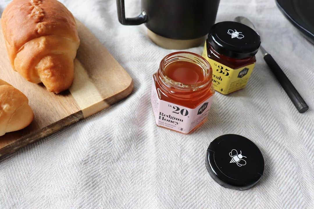 金子麻貴さんのインスタグラム写真 - (金子麻貴Instagram)「本当に美味しいはちみつ🐝  一口舐めた瞬間感動。  まずはそのままスプーンで一杯食べて欲しい🥺はちみつレモンにしてもういいかなぁ🍋  #redgumhoney#bees#はちみつ#朝食#パン#塩パン」11月1日 9時54分 - mtmmaki