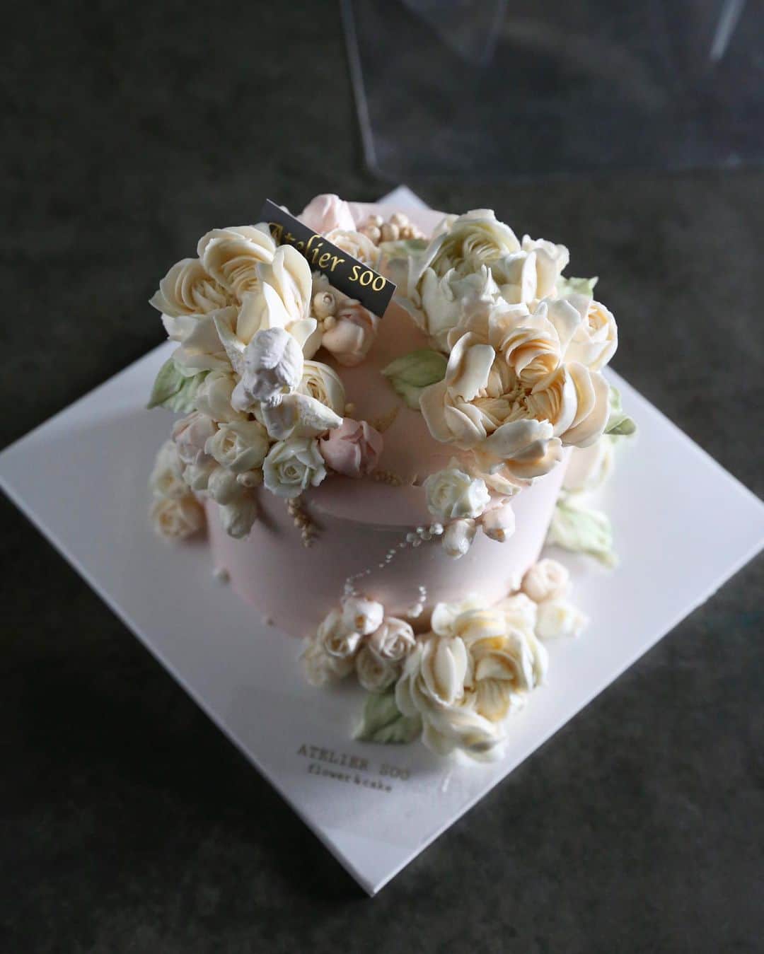 청담 수케이크 (atelier soo)さんのインスタグラム写真 - (청담 수케이크 (atelier soo)Instagram)「ㅡ 피드백까지감사해요🤍 ㅡ #flower #cake #flowercake #partycake #birthday #bouquet #buttercream #baking #wilton #weddingcake ㅡ www.soocake.com vkscl_energy@naver.com」11月1日 10時03分 - soocake_ully
