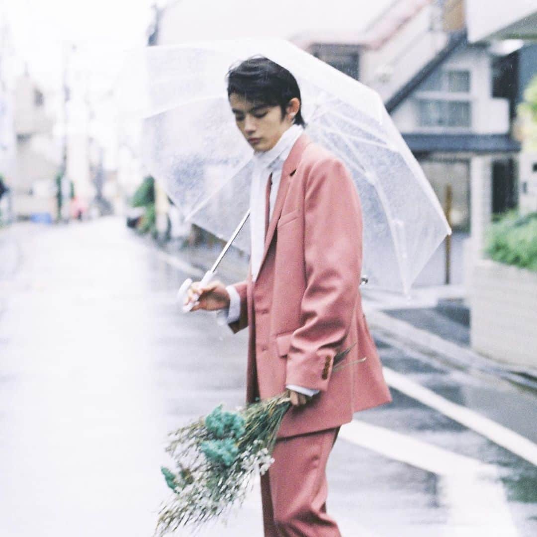 藤原大祐さんのインスタグラム写真 - (藤原大祐Instagram)「Morning!! 『青春とドライフラワー』pink ver. 初めての乱れオールバックでした。 雨も絵の一部になるって素晴らしいですね🥳」11月1日 9時58分 - taiyu_fujiwara