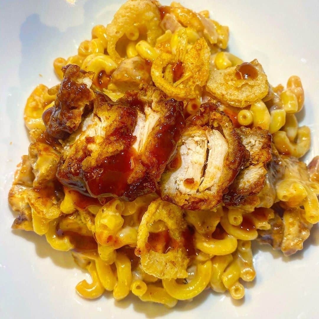 Flavorgod Seasoningsさんのインスタグラム写真 - (Flavorgod SeasoningsInstagram)「Bbq Chicken Mac & Cheese 🤤🤤 Seasoned with Flavor God Garlic Lovers Seasoning!!🧄⁠ -⁠ Add delicious flavors to your meals!⬇️⁠ Click link in the bio -> @flavorgod  www.flavorgod.com⁠ -⁠ @flavorgod garlic lovers⁠ @murrayscheese⁠ @perduechicken⁠ @creamette_pasta⁠ @pvt_selection⁠ -⁠ DM @platesbykandt for the full recipe!⁠ -⁠ Flavor God Seasonings are:⁠ ➡ZERO CALORIES PER SERVING⁠ ➡MADE FRESH⁠ ➡MADE LOCALLY IN US⁠ ➡FREE GIFTS AT CHECKOUT⁠ ➡GLUTEN FREE⁠ ➡#PALEO & #KETO FRIENDLY⁠ -⁠ #food #foodie #flavorgod #seasonings #glutenfree #mealprep #seasonings #breakfast #lunch #dinner #yummy #delicious #foodporn」11月1日 10時01分 - flavorgod