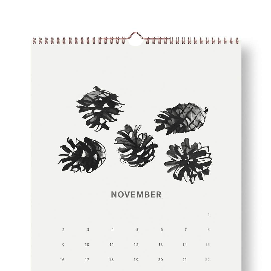 KOZLIFEさんのインスタグラム写真 - (KOZLIFEInstagram)「Teemu Jarvi(テームヤルヴィ)、11月のカレンダー。 秋冬といえば！の、松ぼっくり。 こちらのアートはポストカードやポスターでも大人気です♪ 近くに本物の松ぼっくりを飾ったりして、秋のインテリアをお楽しみください✨  -登場したアイテム- Teemu Jarvi/カレンダー Wilderness Stories 2020  ◎商品は当店トップページのバナーorプロフィールのURLからどうぞ。 ▶︎ @kozlife_tokyo . #KOZLIFE #LoveFoodLoveLife #Interior #instahome #instagood #instajapan #pinecone #november #teemujarvi #テームヤルヴィ #ポスター #壁面インテリア #暮らし #北欧 #北欧インテリア #北欧雑貨 #インテリア #丁寧な暮らし #シンプルライフ #カレンダー #2020 #今月のカレンダー #11月 #松ぼっくり」11月1日 10時00分 - kozlife_tokyo