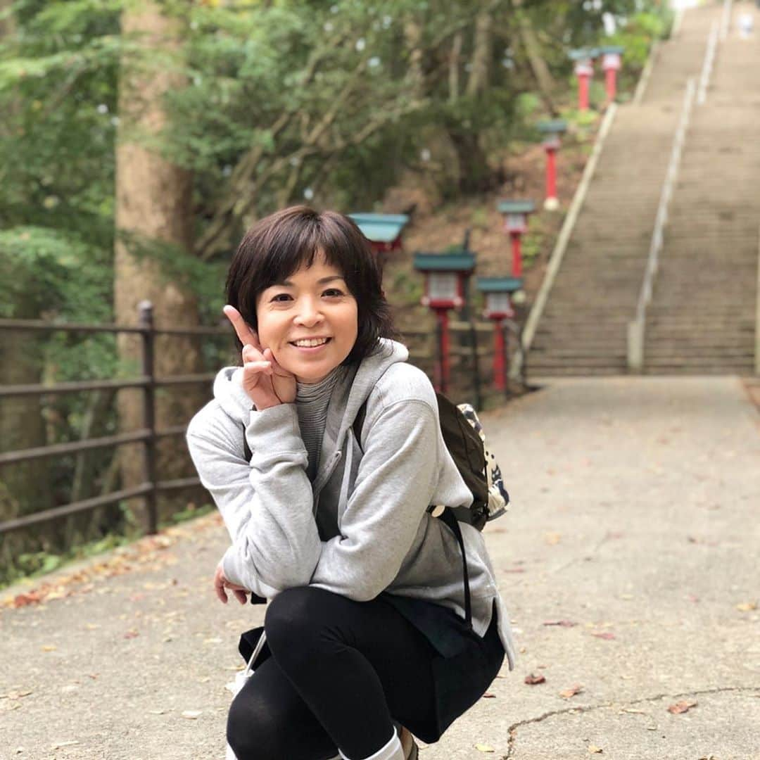 石原詢子さんのインスタグラム写真 - (石原詢子Instagram)「高尾山、男坂で行くか？女坂で行くか？の分岐点。 私はもちろん女坂。 男坂は階段を上るのだ！無理！  #高尾山 #登山 #山ガール #男坂  #女坂  #階段きつい #紅葉はまだ #石原詢子 #自然 #素晴らしい」11月1日 10時00分 - junko_ishihara.official