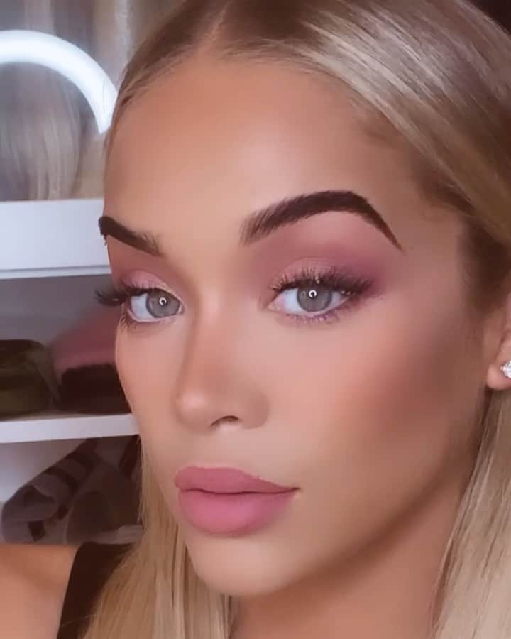 ジャスミン・サンダースのインスタグラム：「It’s the beat for me!! 🙌🏾🖤 Makeup by @patmcgrathreal」