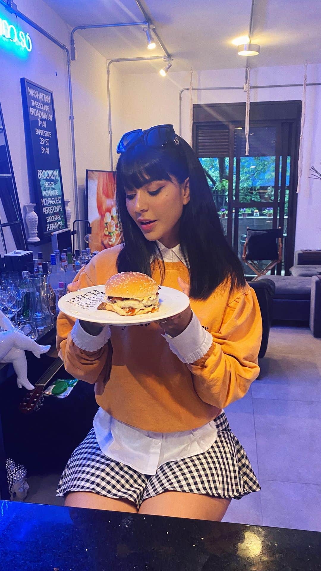 Gabriela Salesのインスタグラム：「Ela faz o sanduíche delah. Por que choras Jacquin? Kkkk. Lacrinhas, receitinha mara que fiz com o hambúrguer Angus de Seara Gourmet, depois de ter sido inspirada pelo programa @minhareceitaseara da Band! Ele é 4x mais alto que os convencionais e vem sem conservantes artificiais nem tompêro para que a gente mesma dê nosso toque especial. É tudohhh, tinha que ser @searagourmet né? Ficou Mara essa receita. O molhinho eu fiz misturando catchup com maionese. Deu água na boca, né não? 🤤🤤 Se vocês quiserem ver a receita de sanduíches do Jacquin e todas as outras dos últimos episódios, só acessar minhareceita.com.br! O que acharam? *publi @searabrasil」