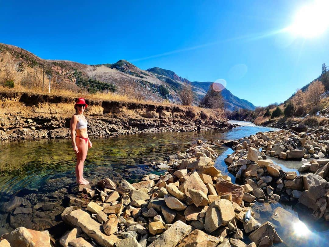 ジェイミー・アンダーソンさんのインスタグラム写真 - (ジェイミー・アンダーソンInstagram)「Hot spring to ice cold river dips! Gotta love the Rocky Mountains 🙏🌕✨」11月1日 10時06分 - jamieanderson