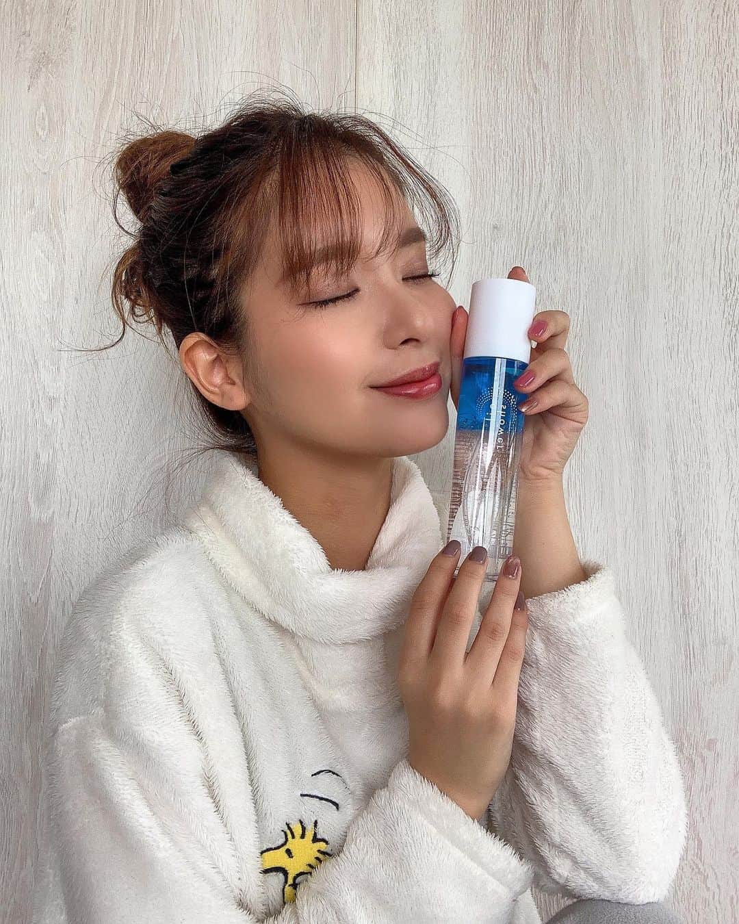 のインスタグラム：「・ Beauty🧖‍♀️🌺 ・ ・ 冬の乾燥時期に 肌と髪のトータルケアができる 《オイルシャワー》  @wreborn_official  ・ ・ オーガニックコスメ認証されてるから 安心して使えるシリコンフリー🍀 ・ ・ 使い方はお風呂の後 軽く髪の毛の水分を取ってから 髪の毛、顔全体に馴染ませる◎ 霧吹きタイプやから使いやすい！ ・ お風呂上がりだけじゃなくて 普段メイクしてても保湿のミストとして使うことも出来るから乾燥が気になる人にオススメ🙋‍♀️ ・ ・ 使い続けてみよ✧︎✧︎ ・ ・ #美容 #保湿 #ミスト  #wclinic  #wclinic_lifestyle_shop  #oilshower  #オイルシャワー #wreborn #beauty  #hair #skin #pr」