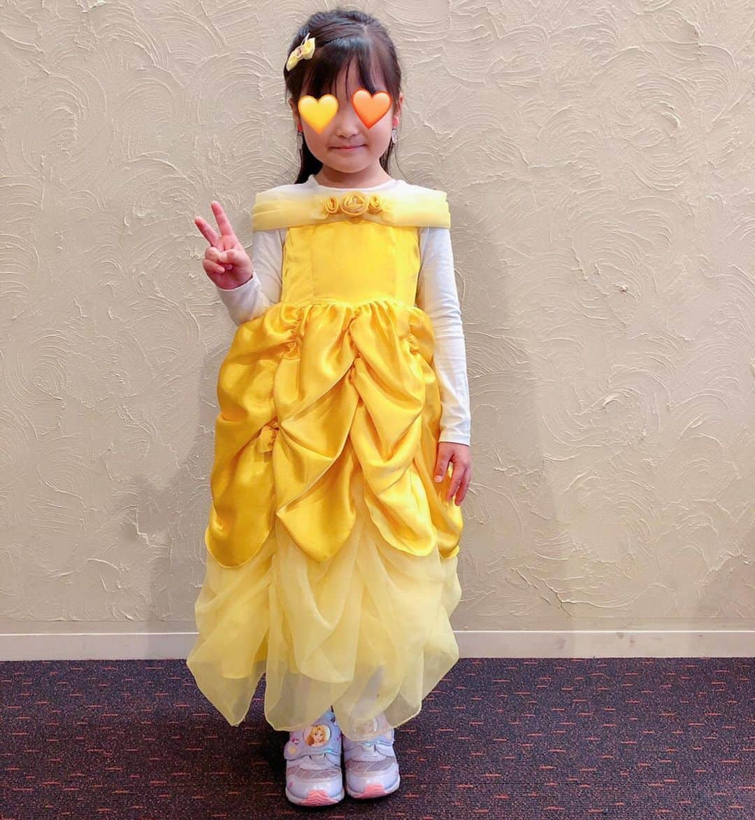 蜂矢有紀さんのインスタグラム写真 - (蜂矢有紀Instagram)「👧🎃🍭💕 ・ 今年は、衣装は買わずに🤭w 去年？一昨年くらいに買って よく着ていた #ベル 🥀🔔 きっとサイズ的に今年で最後 なんだろうなぁ…と🥺🧡寂 ・ お友達たちと一緒にハロウィン 今年も行けて良かったね👻🌟 ・ オーロラ姫💗ねずこ🎋 エルサ❄️ベル🥀 みんな可愛いかったぁ🥰👏 ・ #ハロウィン #ハロウィンイベント #ハッピーハロウィン #六本木ハロウィン #プリンセス #プリンセスベル #ベル仮装 #5歳 #6歳 #幼稚園児 #年長さん #halloween #princess #princessbell」11月1日 10時10分 - yuki.h1218