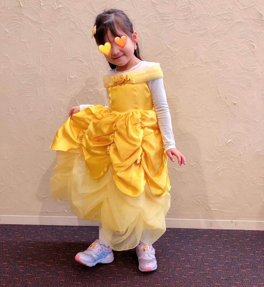 蜂矢有紀のインスタグラム：「👧🎃🍭💕 ・ 今年は、衣装は買わずに🤭w 去年？一昨年くらいに買って よく着ていた #ベル 🥀🔔 きっとサイズ的に今年で最後 なんだろうなぁ…と🥺🧡寂 ・ お友達たちと一緒にハロウィン 今年も行けて良かったね👻🌟 ・ オーロラ姫💗ねずこ🎋 エルサ❄️ベル🥀 みんな可愛いかったぁ🥰👏 ・ #ハロウィン #ハロウィンイベント #ハッピーハロウィン #六本木ハロウィン #プリンセス #プリンセスベル #ベル仮装 #5歳 #6歳 #幼稚園児 #年長さん #halloween #princess #princessbell」