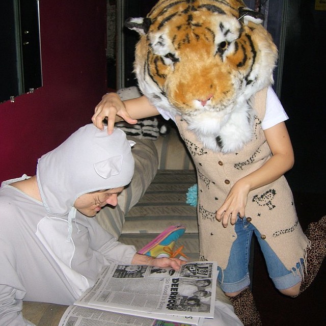 ディアフーフのインスタグラム：「HAPPY HALLOWEEN! Since the band isn’t going anywhere for this year I thought Id share pics of a super fun one we had, 2008 in Athens, GA at the 40 Watt. We were on tour and still trying to figure out costumes when Satomi spotted some huge doll heads of tigers and lions. You might have seen her with hers when we shot Juan's Basement for @pitchfork. I went w a white tiger and painted some clothes in the hotel to finish it off. Here's some shots from the day! Packing up the minivan on our way, Satomi making a multicolored lion taming whip in the van, John wanted the lion head to look good so he debated playing the whole show backwards so you could see it (that idea was dropped, of course). I put mine on top of my head and played bending over looking at the floor the whole show to give that true feeling of a tiger playing guitar. WORTH IT. Hopefully we'll all be together in a room with you soon, with all sorts of other nonsense taking place. Until, then - HAPPY HALLOWEEN!!」