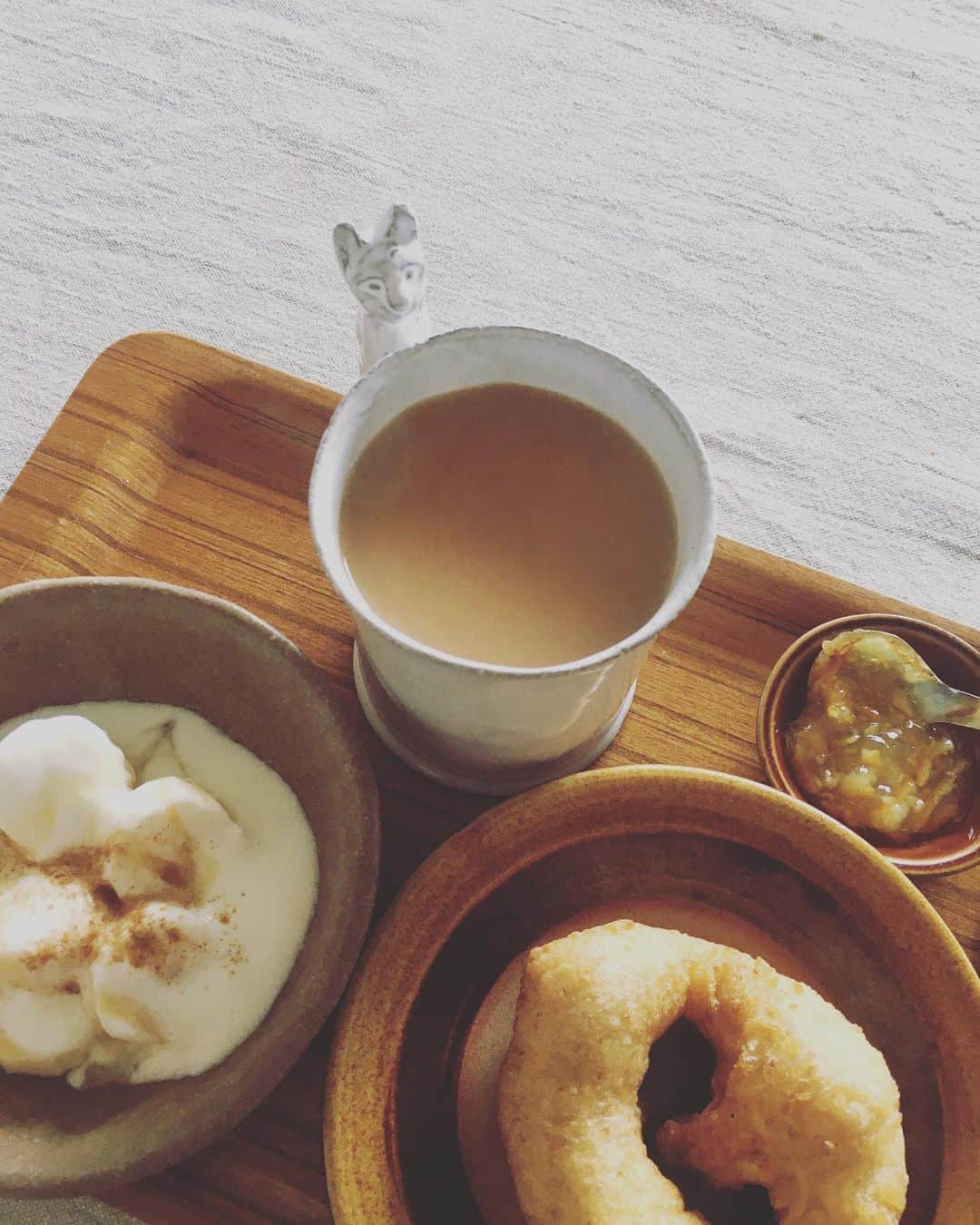 のインスタグラム：「朝ごはんはしっかり食べる派。というのも、朝晩二食とおやつがふだんのリズムだから。  ごぱんのドーナツ、バナナシナモンヨーグルト、起きたら寒くて鼻垂れゆえのジンジャーミルクティー。  生姜をがりがりおろして、しぼり汁を紅茶にたっぶり入れるだけ。風邪かな？のときは、これと葛根湯でだいたいなんとかなりまする。  #猫沢飯」