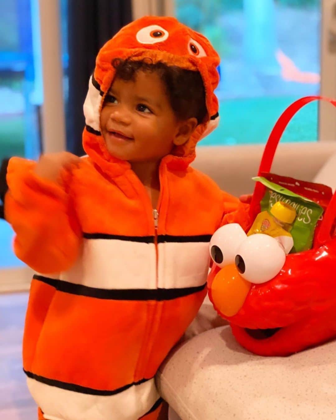 ケラーニのインスタグラム：「shark bait hoohaha 🎃🤍」
