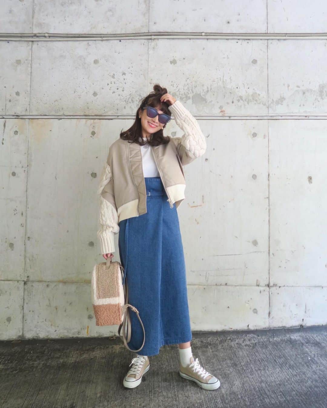 Mai Wakimizuのインスタグラム：「アウター第三弾はMA-1。これ、可愛すぎるんです♡ ミリタリーデザインのスポーティさと、ボリュームニットのカジュアルさがバランス良くmixされたナイロンMA-1!!丸みあるフォルムや、見た目以上の軽さと暖かさもアピールポイント！私は中にロンTを着てます♡全体的に統一したベージュトーンが新鮮なコーデ♡肩を落としてルーズに着るのが好き♡今年のアウター、どれもこれも好き過ぎて選びきれないけど、これは1番に決めたお気に入り＼(^o^)／ 今週は他にも新作モリモリですよー♡ #wakkinstyle#ootd#coordinate#ママコーデ outer:#linkable @linkable_official(今週5日〜予約販売開始予定) tops:#uniqlo skirt:#linkable @linkable_official  bag:#linkable @linkable_official(今週5日発売予定) shoes:#converse  sunglasses:#zara」