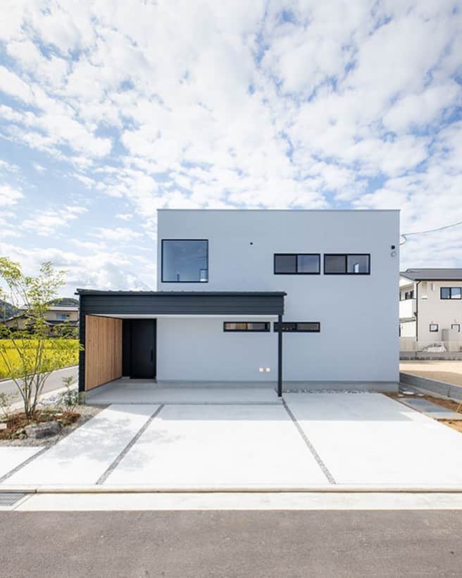 のインスタグラム：「高松市多肥上町にてかがわ家博2020モデル見学会を開催いたします。 皆様のご来場をお待ちしております。 なお、11月4日(水)はかがわ家博2020モデルはお休みとさせていただきます。 ・ 11月2日(月) 10:00~17:00 11月3日(火・祝日) 10:00~17:00 11月4日(水) × 11月5日(木) 10:00~17:00 11月6日(金) 10:00~17:00 11月7日(土) 10:00~17:00 11月8日(日) 10:00~17:00 ・ ※予約者優先でご案内しております。見学をご希望の方はお早めに電話かホームページにて予約をお願いいたします。 ※新型コロナウイルス対策として、入場制限をさせて頂いております。ご理解とご協力をお願い申し上げます。 ・ --------------------------------------- 「 #ソラマド香川 」で検索🔍 ・ ★「ソラマドの家」資料請求はこちら ・ → @request.soramadokagawa ・ ★もっと施工事例を見たい方はこちら ・ → @soramado_kagawa --------------------------------------- 🏠【常設モデル】宇多津モデル 綾歌郡宇多津町浜三番丁22-4 🏠 かがわ家博モデル 高松市多肥上町かがわ家博北会場内 --------------------------------------- ソラマド香川(センコー産業株式会社) 綾歌郡宇多津町浜三番丁22-4 電話番号：0120-49-7257 営業時間：10時〜17時(水曜定休日) --------------------------------------- ・ ・ #外観#外観インテリア#木の家#無垢床#マイホーム#新築#自由設計#シンプルな暮らし#自然光#暮らしを楽しむ#空間デザイン#soramado#ソラマド#家づくり#中庭のある家#カフェスタイル#自然素材#漆喰#自然素材の家#コートハウス#空#ウッドデッキ#注文住宅#中庭#ソラマドキッチン#設計事務所#センコー産業#かがわ家博」