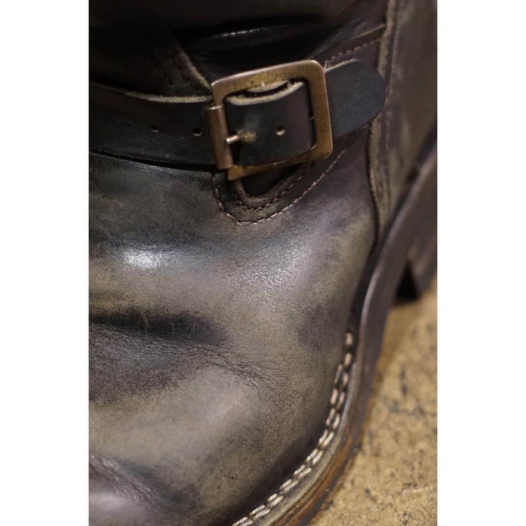 のインスタグラム：「. 【Maintenance Day/Wesco Boots】 本日、WESCO大阪ショールームではブーツメンテナンスのワークショップを実施します。 お客様が日々履き込まれたウエスコブーツをスタッフが革の状態を確認しながら、お客様と一緒にケアを行います。表革、裏革、仕様を問わずそれぞれのブーツに合ったメンテナンス方法をお伝えしていますので、お気軽にご参加ください。  《 Information 》 ☞【SHIP JOHN】 Wills Waxed Jacket全サイズサンプル有り！ 随時ご予約を承っております。 ☞DEHEN、SHIP JOHN、LANGLITZの新作秋冬商品が入荷しています！！ ☞ブーツをご注文、ご購入頂いた方を対象にWESCOロゴカットアウトステッカーをプレゼント中！ ☞現在、数量限定でパープルレザーのオーダーを受け付けています。 ※これがラストチャンスとなります！ ☞【日本限定】バイソンレザーのオーダーを随時受け付けています。 ☞Waxed Flesh Leatherを使用したブーツがWESCO JAPAN本店、恵比寿店、世田谷店にてご覧頂けます。 ☞100周年企画でホースハイドで製作した"Century Boss"や"Jobmaster 1st"のメーカーストックも本店にてご試着が可能です。  #wesco #wescoboots #maintenance #oilcare #cleaning #since1918 #100YEARS #oregon #portland #scappoose #madeinUSA #wescojapan #wescoebisu #wescosetagaya #wescokanazawa」