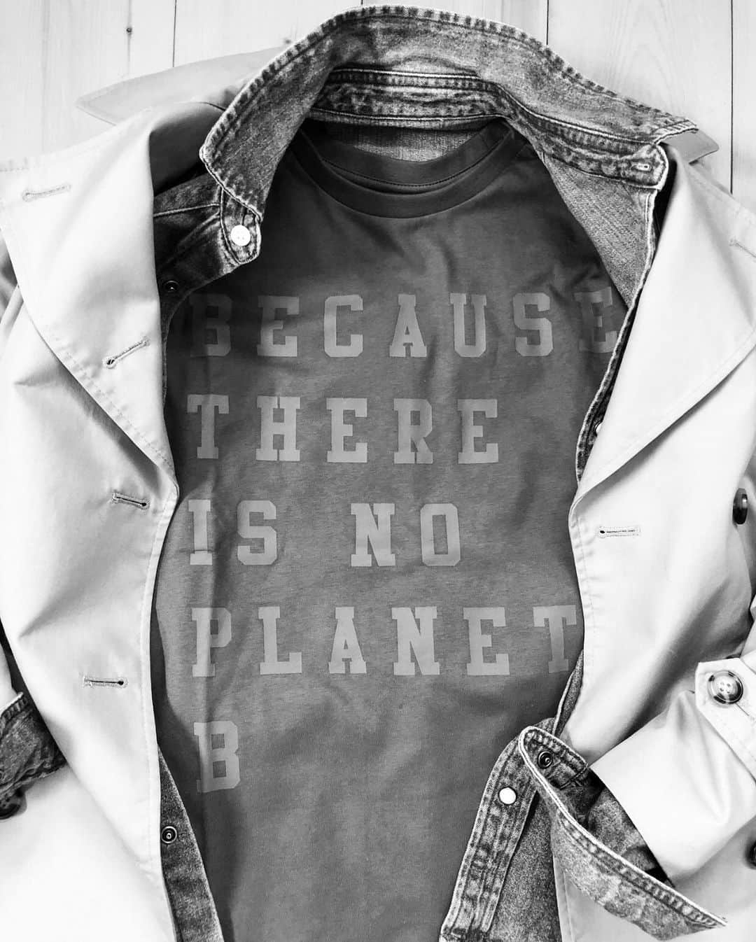 kuuのインスタグラム：「今日は世界ヴィーガン・デー。  @ecoalf_japan と @veggy_jp のコラボＴシャツ 「BECAUSE THERE IS NO PLANET B」 第二の地球は無いのだから  私に出来ること、衣食住をプラントベースに。 動物を始めとした自然環境にも、体にもやさしい暮らし。 少しずつ始めています。  ECOALFさんは、ファッション性はもちろん、リサイクルすることを推進するために、環境や動物への負荷が低い原材料を選ぶことで「アニマルフリー」と「動物愛護」のメッセージを発信されています。 なんと2020年秋冬コレクションのうち、88%は「ヴィーガンファッション」、残りの12%はリサイクルウールやカシミヤ、RDS（レスポンシブル・ダウン・スタンダード）なんだそう！ 素敵すぎる。  今、 @veggy_jp では、エコバッグが当たる今日限りのスペシャルコラボプレゼント企画を実施中です。 ぜひ応募してみてくださいね。  ちなみに、中のデニムシャツは古着。 トレンチコートは１０年以上着ています。 これからも大切に着ていくよ。  #11月1日 #ワールドヴィーガンデー  #WorldVeganDay  #vegan #ヴィーガン  #ecoalf #veggy #コラボ企画  #プレゼント企画 #プレゼント企画開催中  #ナチュラル #オーガニック  #サステナブル #サステナブルファッション  #サステナブルな暮らし #ootd #oootd」