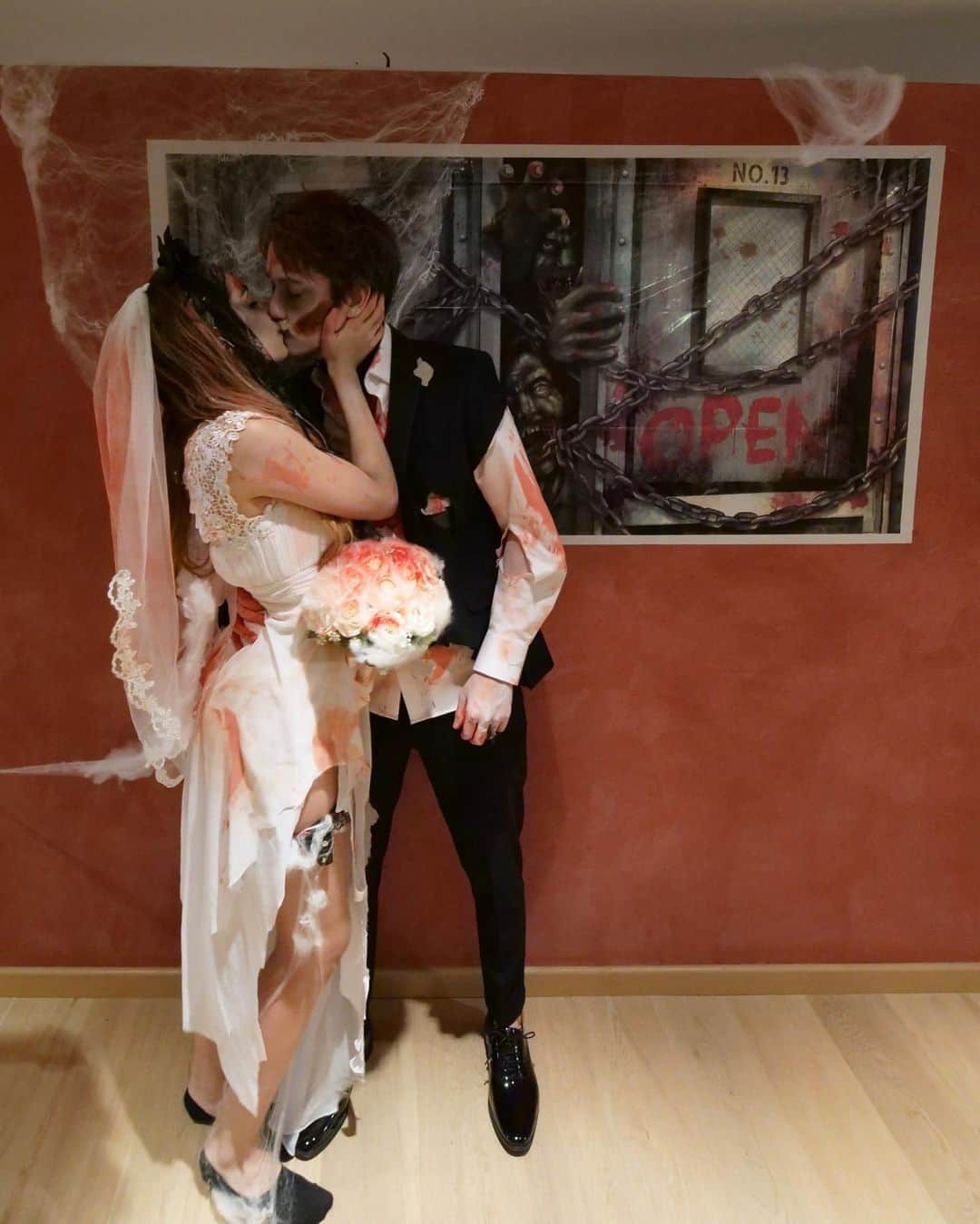 トムさんのインスタグラム写真 - (トムInstagram)「ゾンビ結婚式🧟‍♂️🧟‍♀️ 予想以上に良く完成した！#ハロウィン」11月1日 10時24分 - tomoyayt_