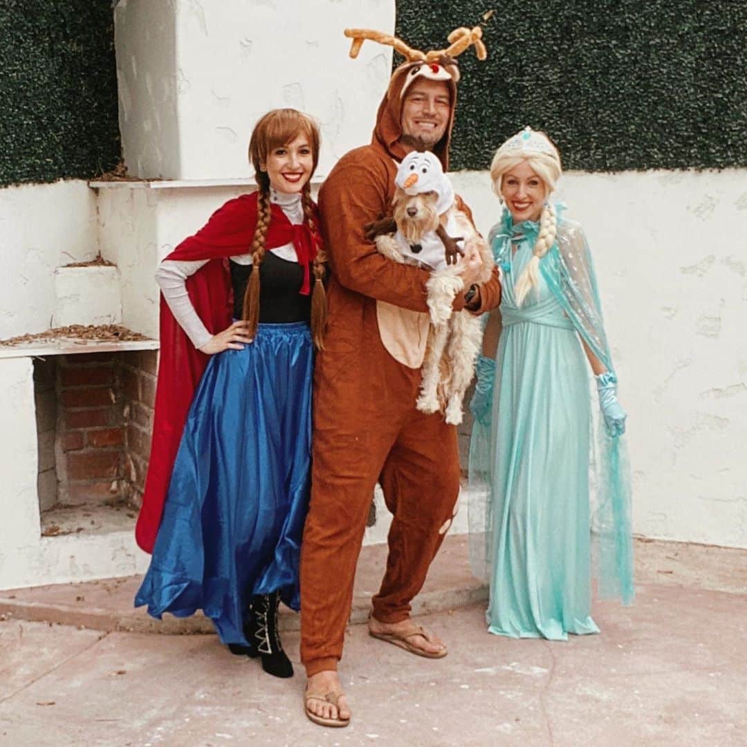 ケイト・ボイージェルのインスタグラム：「all dressed up and nowhere to (let it) go ❄️⛄️ 2020 backyard Halloween was a success 🎃👻 mostly because @courtneyvoegele is here and @nolawestcoast aka Nolaf was a very good sport about her costume 🐾」