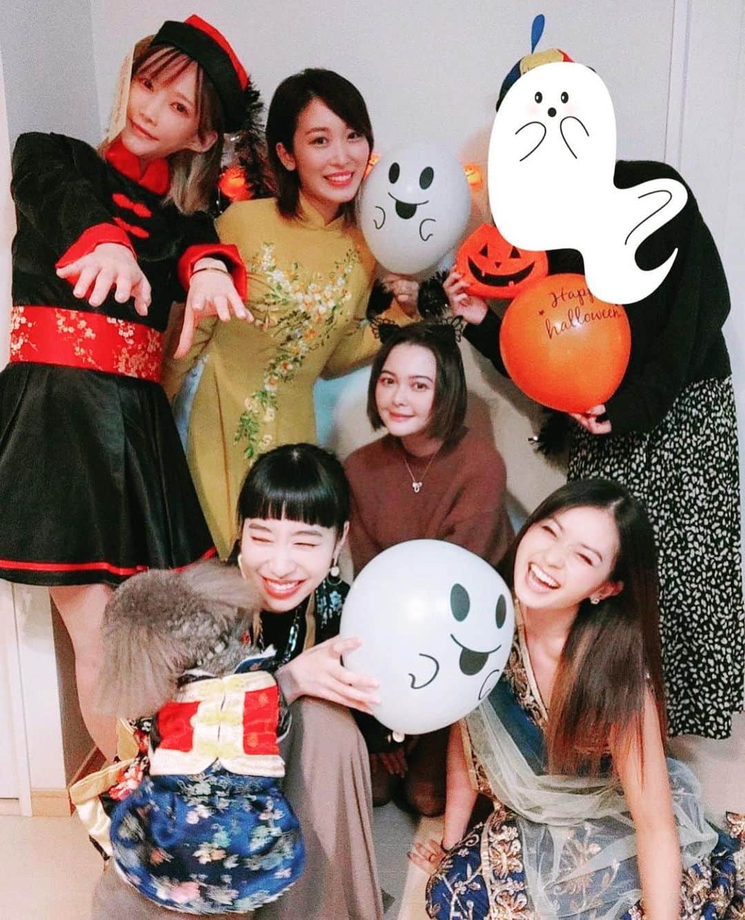 くまみきのインスタグラム：「ハッピーハロウィン🎃💛﻿ 今年はおうちハロウィンって言いたいところだけど毎年ハロウィンはおうち派だったわ🏠👻笑﻿ ﻿ 仮装用意してなくてとりあえずアオザイ持ってったらなんかみんなと良い感じにマッチしたぞ🇻🇳✌️﻿ ﻿ もじゃが着てるのは台湾で買った謎の服🐶🇹🇼﻿ ﻿ ホラー番組みたら怖くなっちゃったのでそのままお泊まりしましたありがとうアリーさん🤣🤣🤣﻿ ﻿ #ハロウィン #ハロウィンコスプレ #ハロウィン仮装 #おうちハロウィン #Halloween #民族衣装」