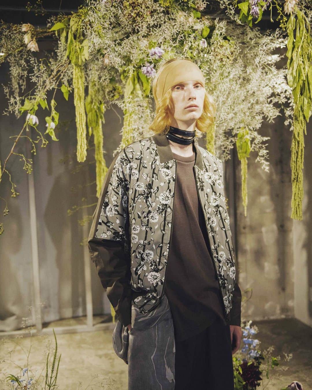 のインスタグラム：「meagratia SS21 Collection   Pattern maker：@yoshiki_nishioka Stylist：@go_momosee Hair：@mukai_daisuke Makeup：@mie_makeup_artist Flower artist : @yukarisatoflower  MD：@bay_seki Illustration：@87.psd Animation：@co2konishi Music direction：@takumi_rockwell Photographer：Kenichi mui Cinematographer：Ryo Tanaka Producer：Shogo Taguchi Director：@aisukuriiim_cam  #meagratia #ss21 #rakutenfashionweektokyo #flowers #flower #animetion #anime #illustration」