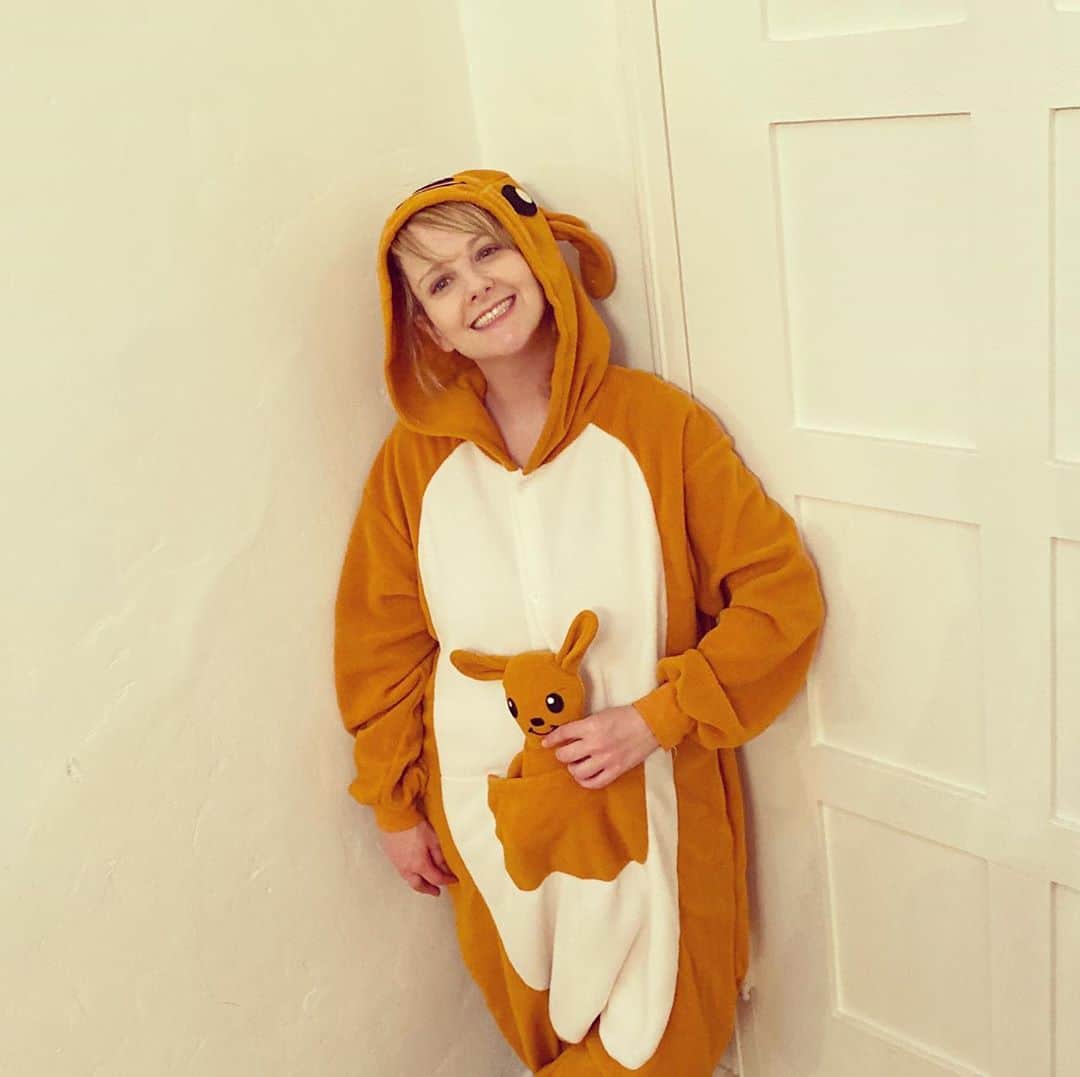 メリッサ・ラウシュのインスタグラム：「The baby “kangaroo” that came with this “kangaroo” costume definitely had a creepy vibe, but that felt right for 2020, so I’m here for it. Happy Halloween everyone!! 🦘🎃🦘🎃🦘🎃🦘」