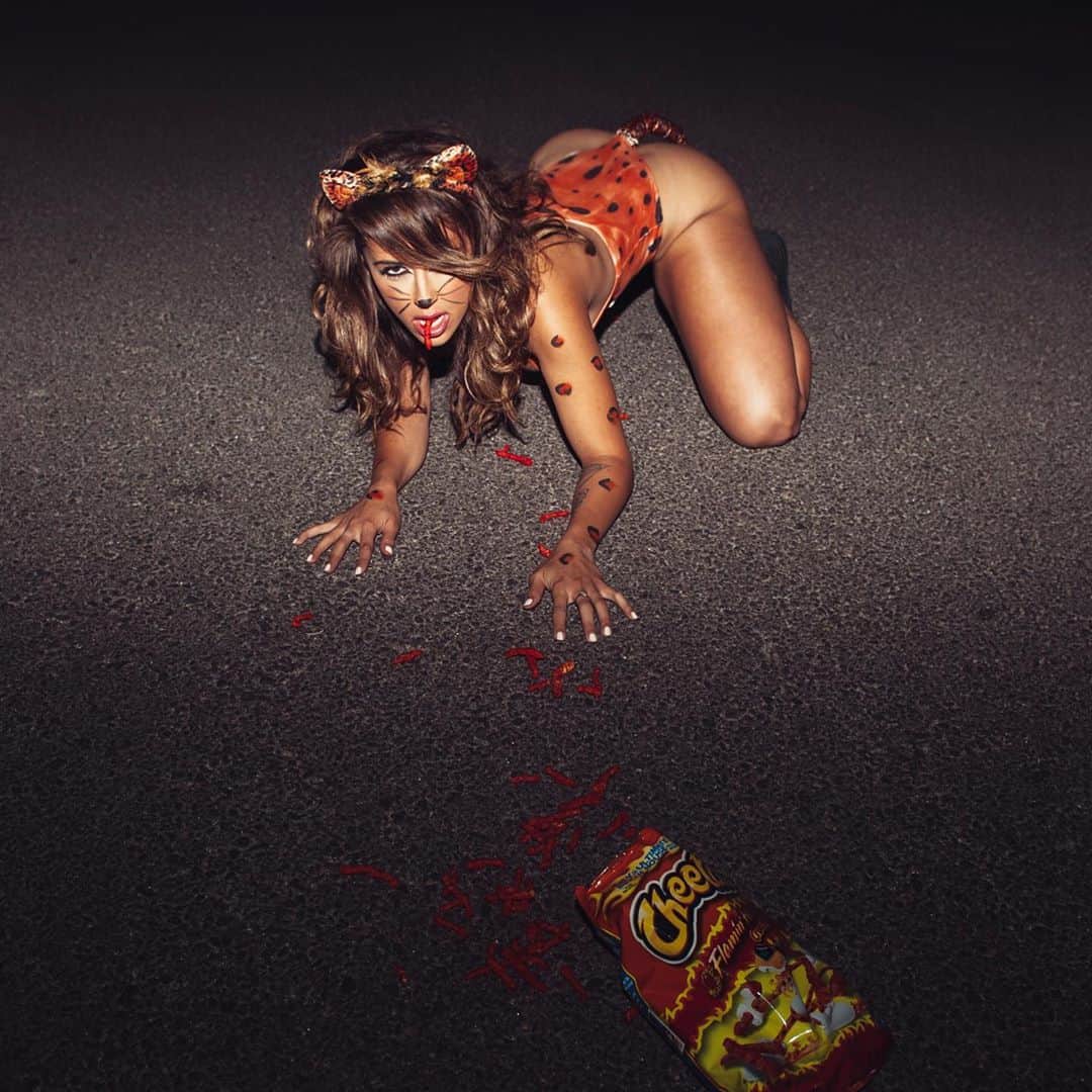 Tianna Gregoryのインスタグラム：「Throwback to my favorite costume 🔥 Chester Cheetah 🐅」
