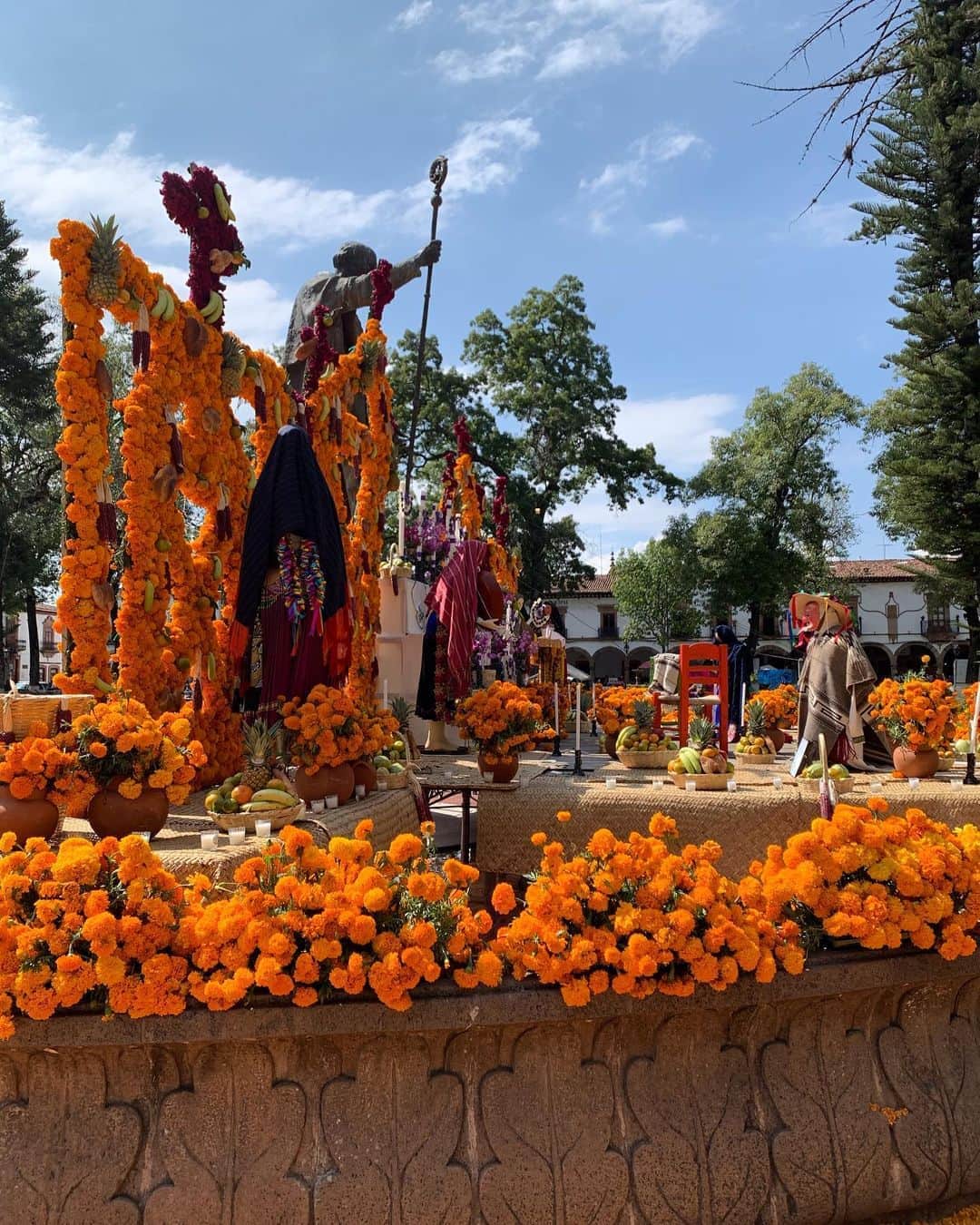トームさんのインスタグラム写真 - (トームInstagram)「Day 1 of #DiaDeLosMuertas celebrations in #Patzcuaro #Michoacan #Mexico marked by ornate marigold alters with offerings of pumpkins, sweet pastries, candles, dolls, incense gifts and other gorgeous paraphernalia to mark the occasion」11月1日 10時44分 - tomenyc
