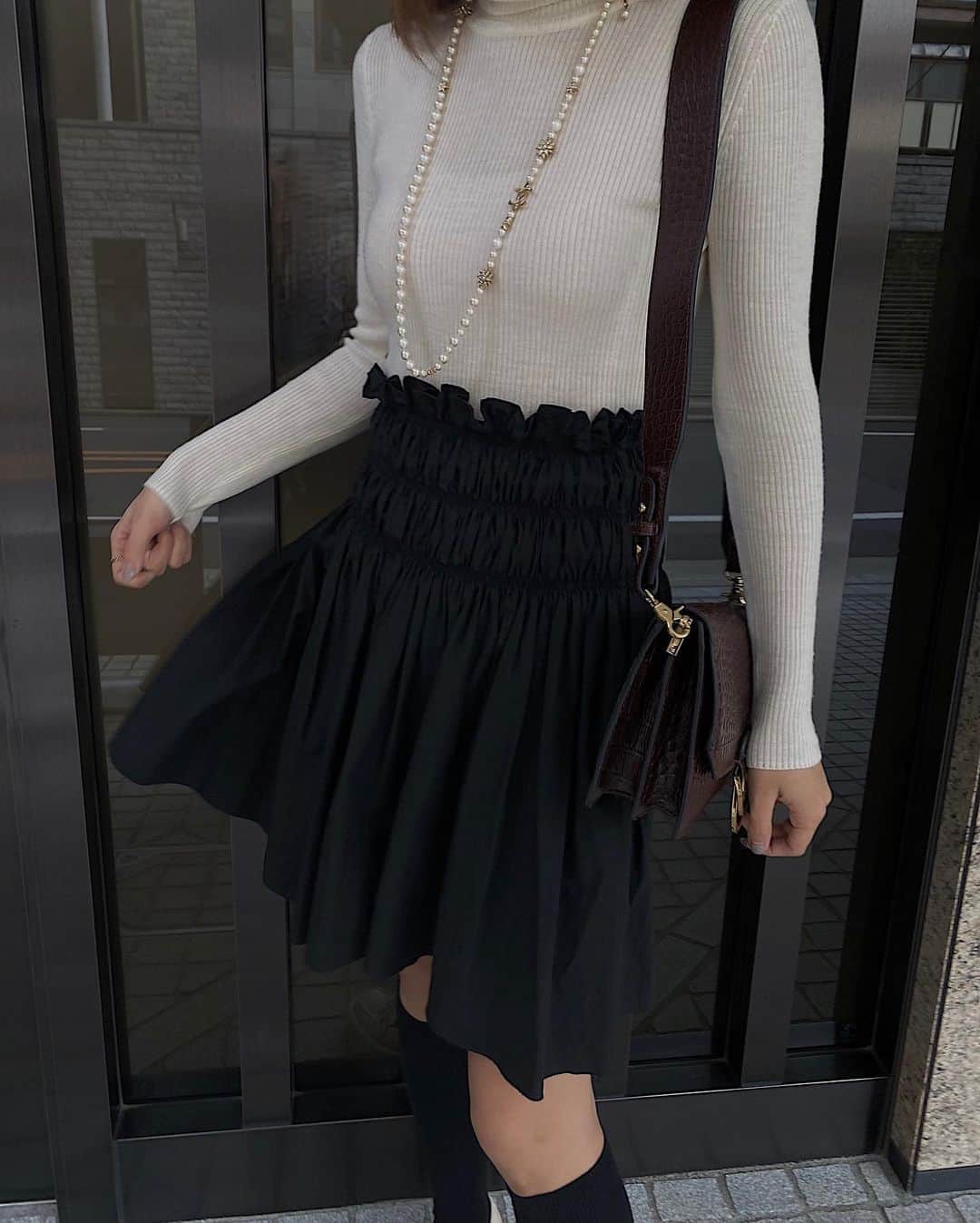 Meeさんのインスタグラム写真 - (MeeInstagram)「Parisienne 🖤 おパリ風な格好してみた🤍 モノトーンにブラウンを差し色にしてみました🤍🤍🤍  このスカートは古着屋さんで見つけたんだ🤩💖 古着を着ることは"エコ"でもあると思うの♻️🌍🤍 でもやっぱり服は長くれるように大切に着ていきたいよね🤍🤍」11月1日 10時44分 - wagamama_mee