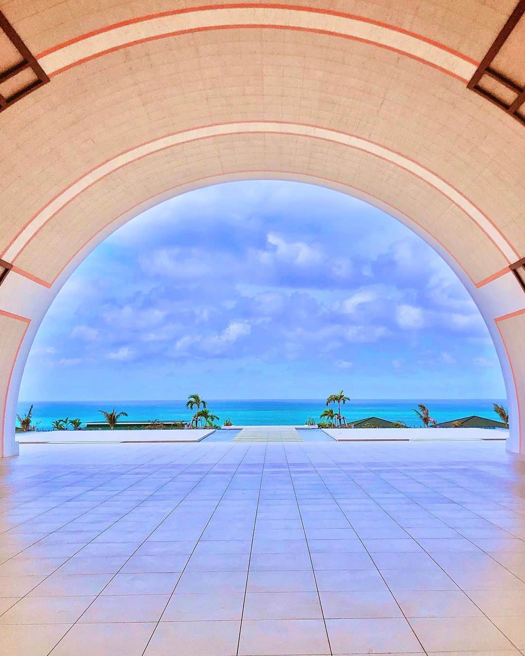 𝐾𝐴𝑁𝐴𝐸さんのインスタグラム写真 - (𝐾𝐴𝑁𝐴𝐸Instagram)「𝑇𝘩𝑖𝑠 𝘩𝑜𝑡𝑒𝑙 𝘩𝑎𝑠 𝑎 𝑟𝑒𝑎𝑙𝑙𝑦 𝑛𝑖𝑐𝑒 𝑓𝑒𝑒𝑙 𝑡𝑜 𝑖𝑡✨✨  シーウッドとってもよかった🥺❤️❤️❤️ こんな素敵な所をサプライズされたらそりゃもう...ね🌹 デート向けのラグジュアリーなホテルでした💙  #宮古島 #来間島 #沖縄 #シーウッドホテル  #プライベートプール #南国 #南国リゾート #ラグジュアリーホテル #リゾートホテル #スパ #リゾート #オーシャンビュー #綺麗な景色 #綺麗な空 #青空 #絶景 #海  #luxuryhotel #oceanview #okinawa #tripgram #miyakojima #beautiful #view #pool #poolside #여행스타그램 #바다 #호텔리어 #호텔수영장  サプライズに集中しちゃって写真全然撮れてなかった (´_　_｀)ｼｭﾝ 今回はハードなスケジュールだったから、次はゆっくりホテル満喫したい♩」11月1日 10時44分 - kanae.s26