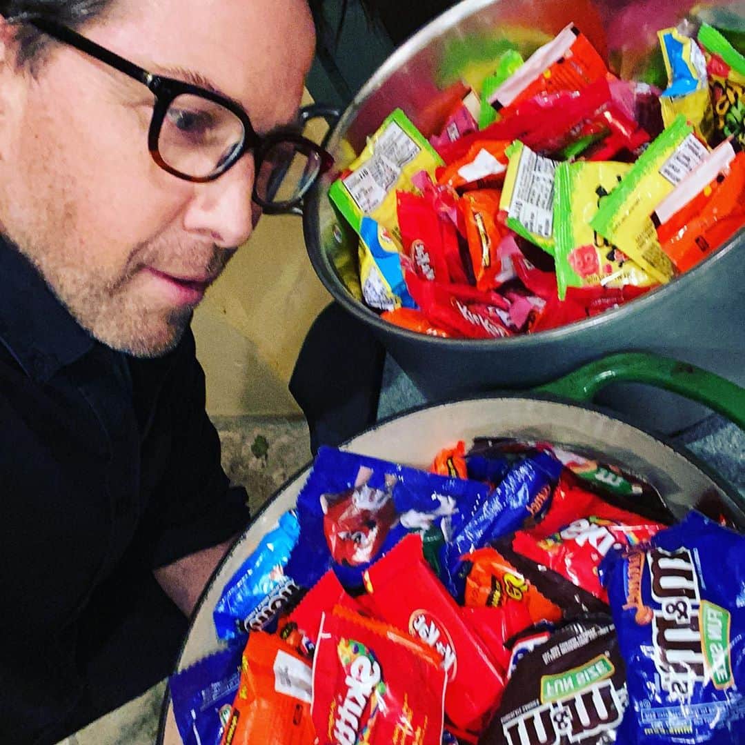 ダン・ブカティンスキーのインスタグラム：「Binge-watching.  #halloween2020」