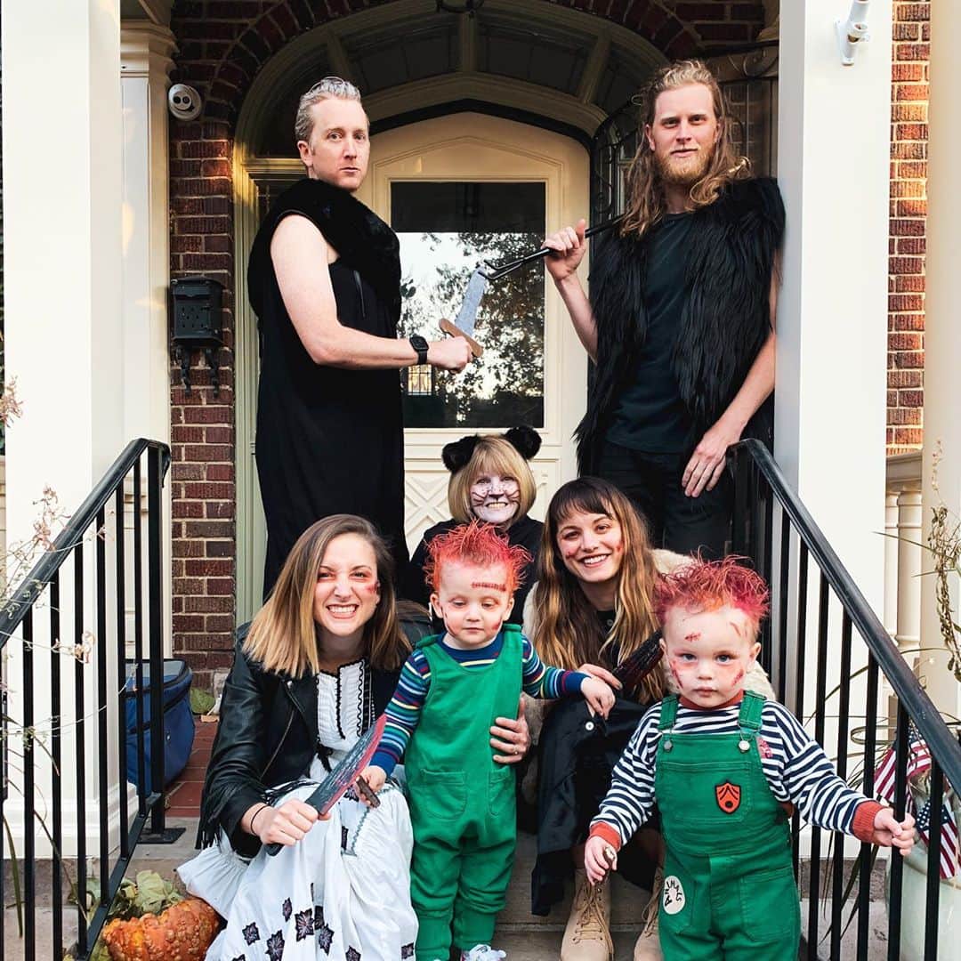 The Lumineersさんのインスタグラム写真 - (The LumineersInstagram)「Happy Halloween! Chucky/Bride of Chucky x2, Brienne of Tarth and wildling Love (Tormund Giantsbane), and a kitty cat. Plus @bootjacobson & @rdobrowski as cat & skeleton!」11月1日 10時52分 - thelumineers