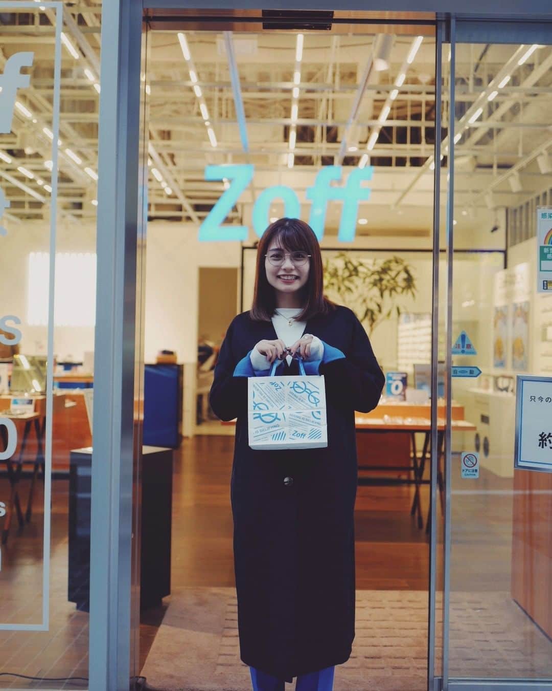 Zoff Officialのインスタグラム：「Zoff Rock Monthly アーティスト 2020/11は「 #足立佳奈 ( @kana1014lm )」さん！ グランド東京渋谷店に遊びに来た様子を公開📸当店舗のBGMも1か月間足立佳奈さんのプレイリストに🎸  さらに、こちらの投稿にいいね！と当アカウントのフォローで足立佳奈さんのサイン入りのメガネケースを抽選で3名様にプレゼント🎁🎁  グランド東京渋谷店にもサイン入りポスターが掲示されているのでぜひチェックを❣  🎤足立佳奈🎤 岐阜県海津市出身のシンガーソングライター。 2014年、LINE×SONY MUSICオーディションで12万5094人の中からグランプリを獲得し、2017年8月メジャーデビュー。Twitter・Instagram・TikTokなどのSNSフォロワーが計130万を超えるなど若者から幅広い支持を得ている。 2020年8月30日、自身のデビュー日に自身初となる配信ワンマンライブ「3rd Anniversary Streaming Live " with Love "」を行い、翌日8月31日には配信シングル「朝になったら削除します」をリリース。今勢いに乗る女性シンガーソングライター。  AWAプレイリストはこちらから→https://t.co/Vh4iZTybUy?amp=1  📸: @kent.0925   #足立佳奈 #あだちふく #Zoff #グランド東京渋谷 #渋谷 #SHIBUYA #メガネ #fashion #eyewear #eyewearfashion #eyewearstyle #womensfashion #womenstyle #fashiongram #fashionstyle #music #音楽好き #音楽好きな人と繋がりたい #音楽好きと繋がりたい #ゾフロマンティックレディ」