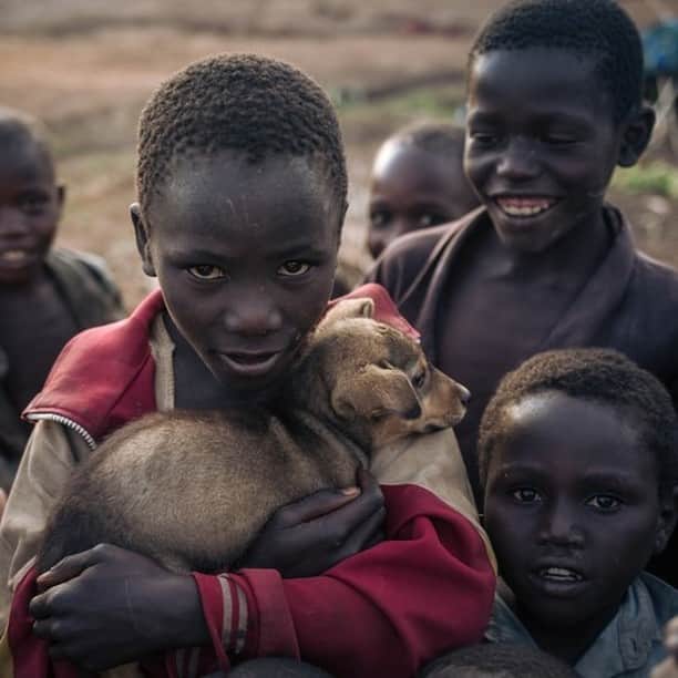 国境なき医師団さんのインスタグラム写真 - (国境なき医師団Instagram)「今日11月1日は、１１１（＝ワンワンワン）にちなんで、「犬の日」です。 . 子犬を抱き寄せるのは、コンゴ民主共和国の子どもたち。暴力から逃れるため家を離れ、いまは国内避難民キャンプに身を寄せています。子犬と遊ぶ時間は、過酷な日常から少し離れられるひとときなのかもしれません。 . 国境なき医師団は医療を届けることで、彼らが少しでも安心して生活できるよう支援を続けていきます。 -------------------------------------  コンゴ民主共和国の活動は公式サイトから。プロフィールのURLリンクからどうぞ→@msf_japan .  --------------------------------------  © Alexis Huguet   #国境なき医師団 #MSF #コンゴ #11月1日  #犬の日 #犬 #子犬 #犬と子ども #仲間 #dogoftheday #dogofthedayjp #ワンワンワンの日」11月1日 11時00分 - msf_japan
