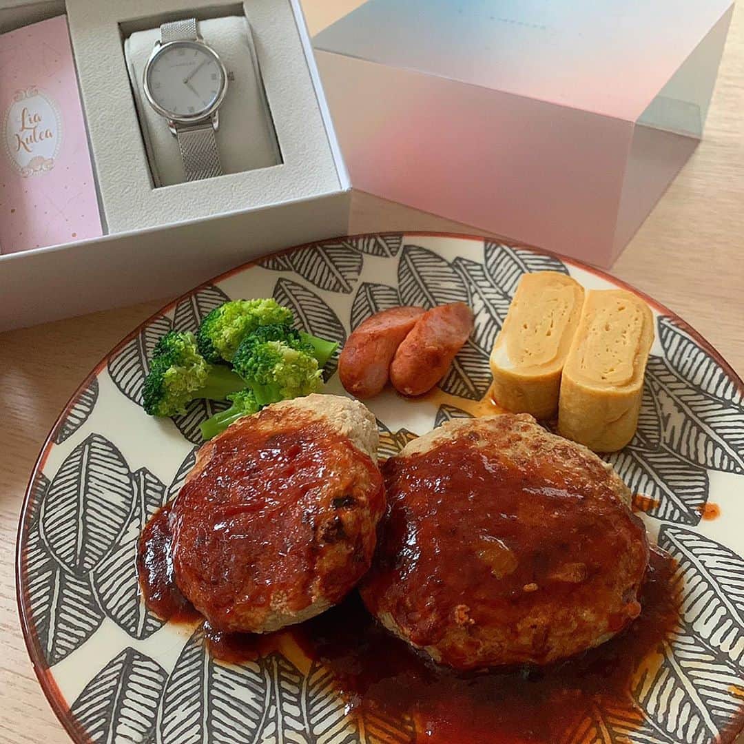 崎嫁ポァンですのインスタグラム：「+ + (*Ü*)ﾉ"おはYoϋ♡Sunday☀︎ + もう11月かぁ。早いなぁ。 過去飯。 お弁当のお残りᏝϋиcҺ +  PR失礼します⌒☆° + @liakulea_japan モニター企画参加中です。 + 私が選んだ商品☞Luana SO8L 32㎜ + シンプルでどんな服装にも合いそうなデザインでこちらを選ばせていただきました⑅⿻ + パッケージも可愛い♔.°⑅ + 10%割引クーポン発行していただいたのでよかったら使ってください( ´◡͐︎`) + クーポンコード☞77ponis + @liakulea_japan トップURLから素敵な商品沢山見れますょッッ⌒✶⋆ + + #liakulea  #リアクレア #時計 #腕時計 #ハワイ + + + + #お弁当#弁当#lunch#lunchbox#bento#food#yummy#delicious#旦那弁当#愛妻弁当#自分弁当#料理#サラメシ#お弁当箱#お昼ごはん#ごはん#ご飯#ハンバーグ」