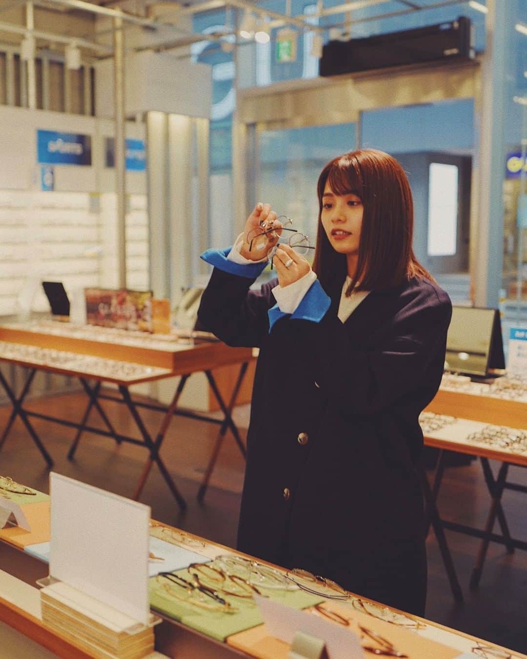 Zoff Officialのインスタグラム：「Zoff Rock Monthly アーティスト 2020/11は「 #足立佳奈 ( @kana1014lm )」さん！ グランド東京渋谷店に遊びに来た様子を公開📸当店舗のBGMも1か月間足立佳奈さんのプレイリストに🎸  さらに、こちらの投稿にいいね！と当アカウントのフォローで足立佳奈さんのサイン入りのメガネケースを3名様にプレゼント🎁🎁  グランド東京渋谷店にもサイン入りポスターが掲示されているのでぜひチェックを❣  🎤足立佳奈🎤 岐阜県海津市出身のシンガーソングライター。 2014年、LINE×SONY MUSICオーディションで12万5094人の中からグランプリを獲得し、2017年8月メジャーデビュー。Twitter・Instagram・TikTokなどのSNSフォロワーが計130万を超えるなど若者から幅広い支持を得ている。 2020年8月30日、自身のデビュー日に自身初となる配信ワンマンライブ「3rd Anniversary Streaming Live " with Love "」を行い、翌日8月31日には配信シングル「朝になったら削除します」をリリース。今勢いに乗る女性シンガーソングライター。  AWAプレイリストはこちらから→https://t.co/Vh4iZTybUy?amp=1  📸: @kent.0925   #足立佳奈 #あだちふく #Zoff #グランド東京渋谷 #渋谷 #SHIBUYA #メガネ #fashion #eyewear #eyewearfashion #eyewearstyle #womensfashion #womenstyle #fashiongram #fashionstyle #music #音楽好き #音楽好きな人と繋がりたい #音楽好きと繋がりたい #ゾフロマンティックレディ」
