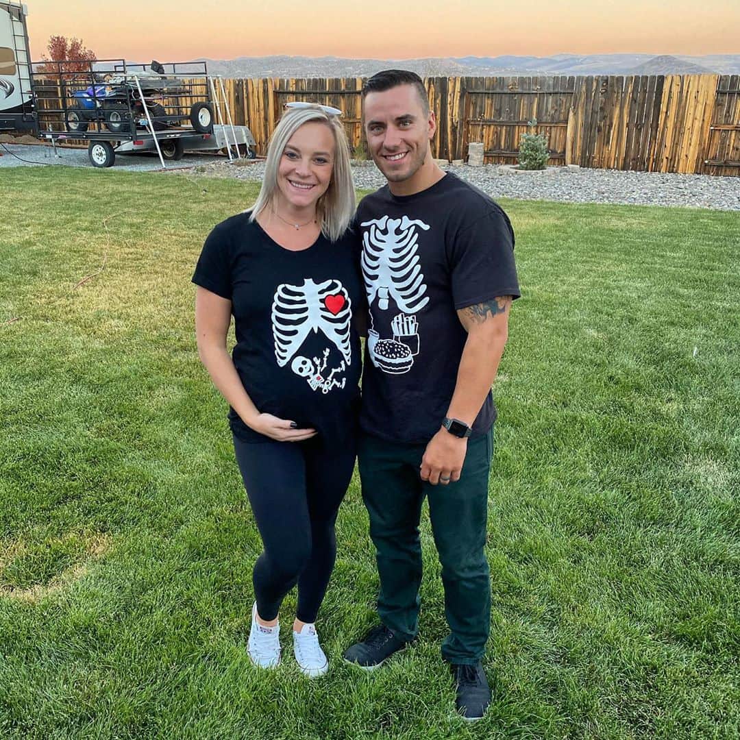 ジェイコブ・ダルトンのインスタグラム：「Happy Halloween everyone! They need to switch up my fast food with steak and whiskey but Kaylas is on point 😂  Hope everyone has a fun and safe night ! Getting excited for this little one to get here so we can take em out to trick n treat 🎃#halloween2020」