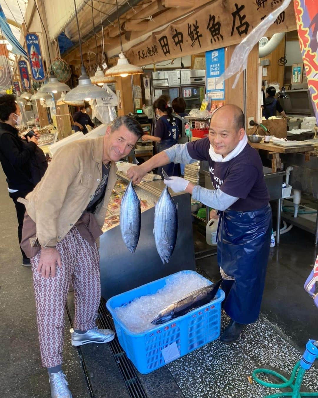 パンツェッタ・ジローラモさんのインスタグラム写真 - (パンツェッタ・ジローラモInstagram)「#kochi #katsuo #verygood #Kochi's most famous dish is katsuo no tataki (鰹のタタキ), lightly broiled, sliced bonito (also know as shipjack tuna). It is served alongside spring onions, ginger and garlic and seasoned with salt or soya sauce with vinegar and citrus.#umai #頑張れにっぽん #tataki #yabaizo #やばい」11月1日 11時01分 - girolamo.me