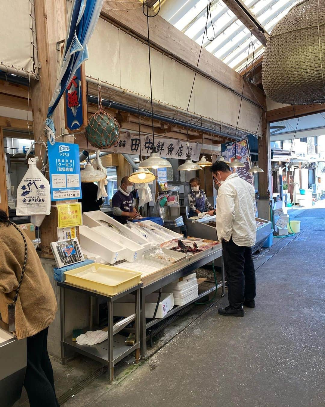 パンツェッタ・ジローラモさんのインスタグラム写真 - (パンツェッタ・ジローラモInstagram)「#kochi #katsuo #verygood #Kochi's most famous dish is katsuo no tataki (鰹のタタキ), lightly broiled, sliced bonito (also know as shipjack tuna). It is served alongside spring onions, ginger and garlic and seasoned with salt or soya sauce with vinegar and citrus.#umai #頑張れにっぽん #tataki #yabaizo #やばい」11月1日 11時01分 - girolamo.me