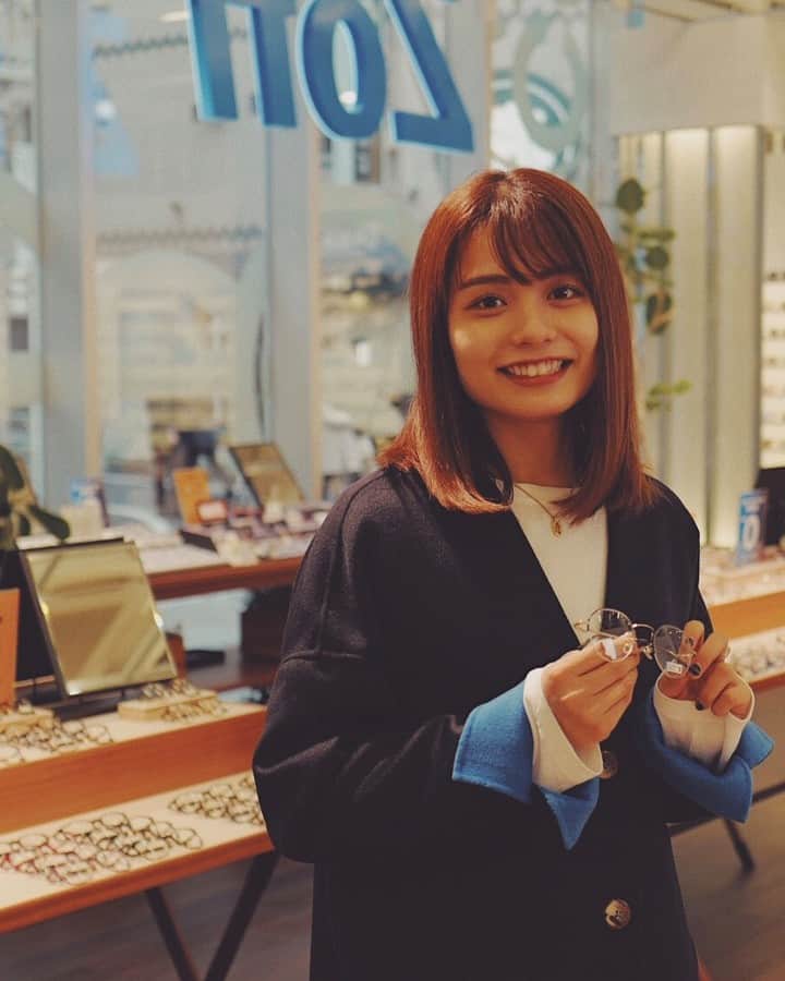 Zoff Officialのインスタグラム：「Zoff Rock Monthly アーティスト 2020/11は「 #足立佳奈 ( @kana1014lm )」さん！ グランド東京渋谷店に遊びに来た様子を公開📸当店舗のBGMも1か月間足立佳奈さんのプレイリストに🎸  さらに、こちらの投稿にいいね！と当アカウントのフォローで足立佳奈さんのサイン入りのメガネケースを3名様にプレゼント🎁🎁  グランド東京渋谷店にもサイン入りポスターが掲示されているのでぜひチェックを❣  🎤足立佳奈🎤 岐阜県海津市出身のシンガーソングライター。 2014年、LINE×SONY MUSICオーディションで12万5094人の中からグランプリを獲得し、2017年8月メジャーデビュー。Twitter・Instagram・TikTokなどのSNSフォロワーが計130万を超えるなど若者から幅広い支持を得ている。 2020年8月30日、自身のデビュー日に自身初となる配信ワンマンライブ「3rd Anniversary Streaming Live " with Love "」を行い、翌日8月31日には配信シングル「朝になったら削除します」をリリース。今勢いに乗る女性シンガーソングライター。  AWAプレイリストはこちらから→https://t.co/Vh4iZTybUy?amp=1  📸: @kent.0925   #足立佳奈 #あだちふく #Zoff #グランド東京渋谷 #渋谷 #SHIBUYA #メガネ #fashion #eyewear #eyewearfashion #eyewearstyle #womensfashion #womenstyle #fashiongram #fashionstyle #music #音楽好き #音楽好きな人と繋がりたい #音楽好きと繋がりたい #ゾフロマンティックレディ」