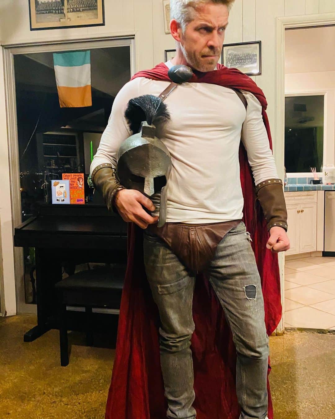 ショーン・マグワイアのインスタグラム：「For my brother in arms @gerardbutler happy Halloween everybody.... yes I forgot to get a costume. Photo Credit. Flynn.TM.」