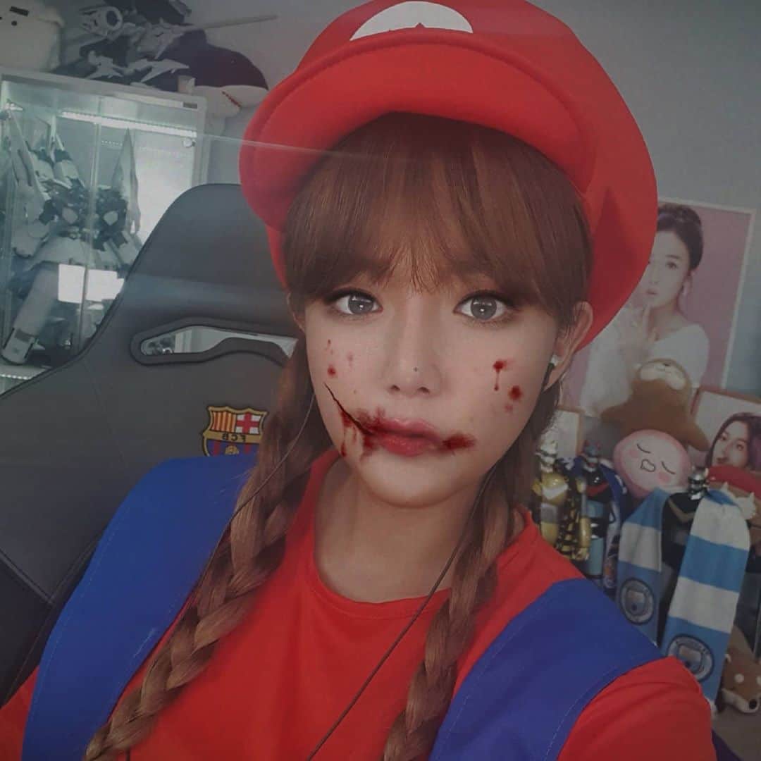 のインスタグラム：「오늘 스튜디오 방송에서 혼자 놀기 !  지금은 집으로 퇴근하는길 ~ 슝!  #강은비 #슈퍼마리오 #할로윈 #halloween  낼도 열일하쟈 ♡ 넘 오랜만에 업로드!!」