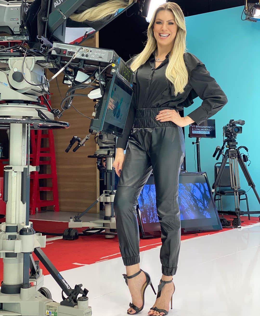 レナータ・ファンのインスタグラム：「Ótimo Final de Semana a todos!  @jogoaberto 4 ângulos diferentes do Look meio namorada de piloto da Stock Car, mulher moderna e sofisticada ao mesmo tempo e elogiado por tantas e tantos! Obrigada @lurehstore pela calça e @joystoresoficial pela camisa! Styling da @josiealves e Fotos e Cabelo Maravilhosos  da @josigss ✔️」