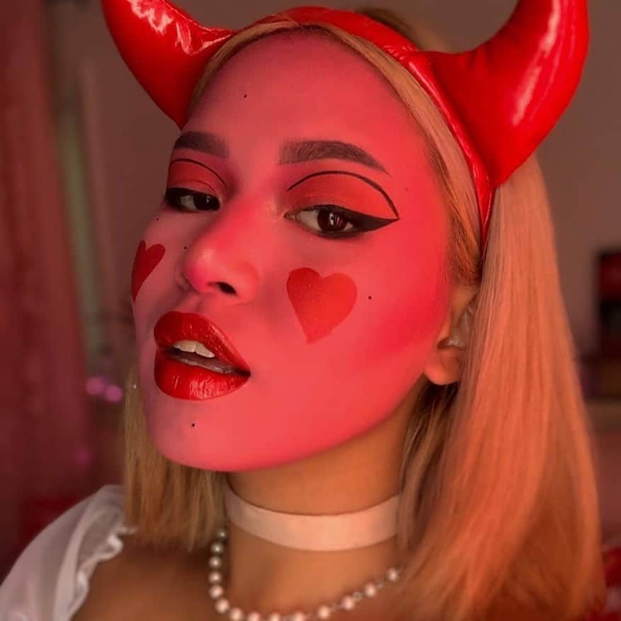 BH Cosmeticsさんのインスタグラム写真 - (BH CosmeticsInstagram)「It's time for the devils to come out to play 😈 Whether at home or out, we hope you're SLAYING safely 🖤  Happy #Halloween babes!  📸: @roteeda in our Take Me Back To Brazil palette」11月1日 2時17分 - bhcosmetics