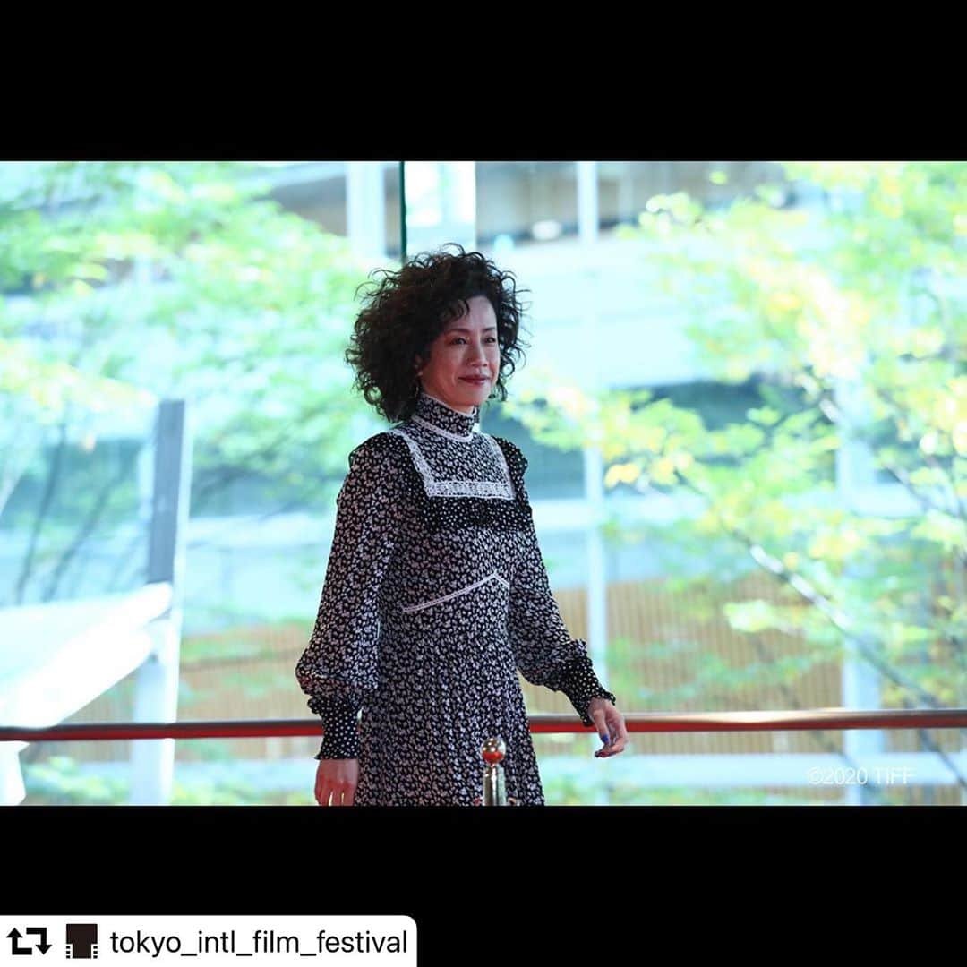 渡辺真起子さんのインスタグラム写真 - (渡辺真起子Instagram)「#repost @tokyo_intl_film_festival ・・・ TOKYO プレミア2020 『カム・アンド・ゴー 』より監督の#リム・カーワイさんと女優の#渡辺真起子 さん📷✨  Director #LimKahWai and actress #MakikoWatanabe from Tokyo Premiere 2020 “Come and Go“ 📷✨  #TIFFJP #東京国際映画祭 #第33回東京国際映画祭 #tokyointernationalfilmfestival #映画 #cinema #movie #film #映画祭 #filmfestival #東京 #tokyo #tiff #レッドカーペット #redcarpet #openingceremony   Thank you for @celine」11月1日 2時18分 - watanabe_makiko